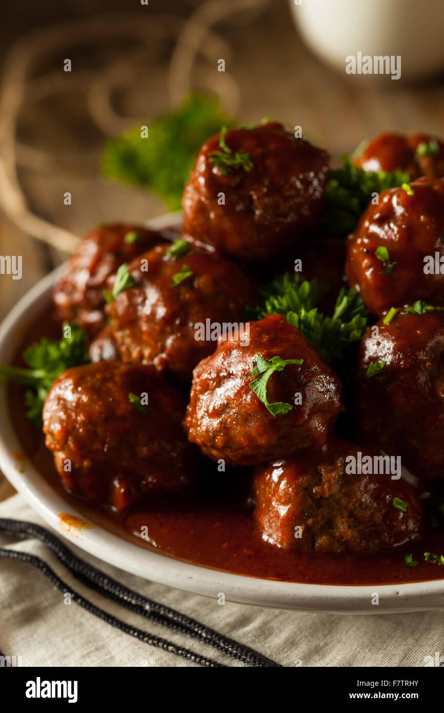 Hausgemachte Grill Frikadellen mit roter Soße Stockfoto