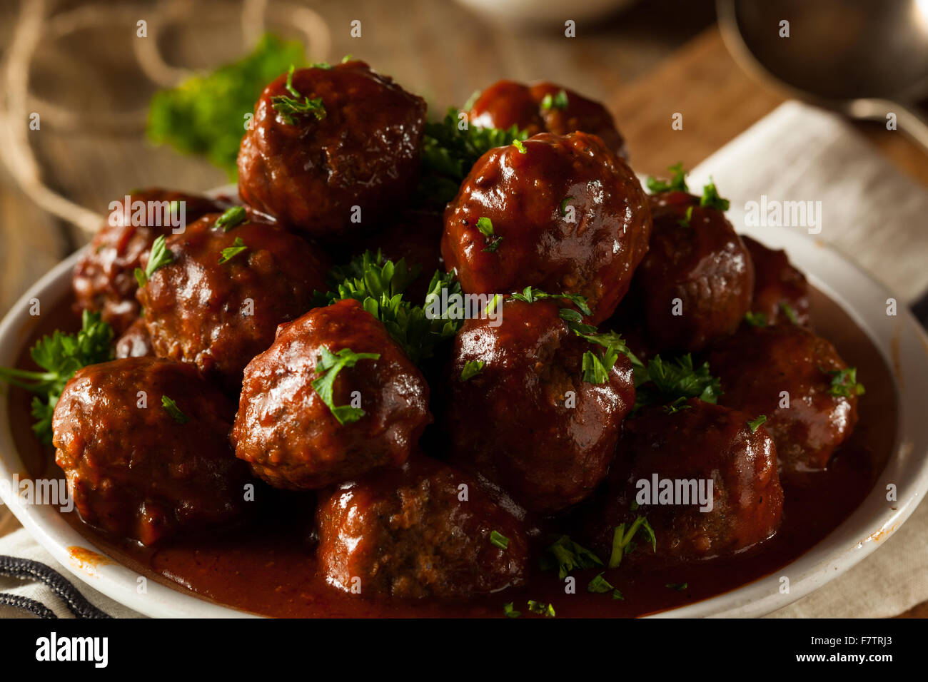 Hausgemachte Grill Frikadellen mit roter Soße Stockfoto