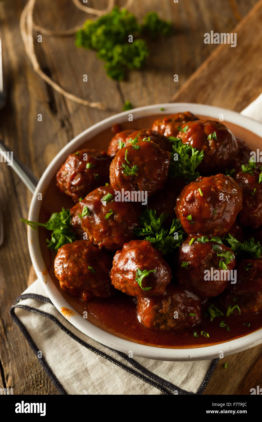 Hausgemachte Grill Frikadellen mit roter Soße Stockfoto