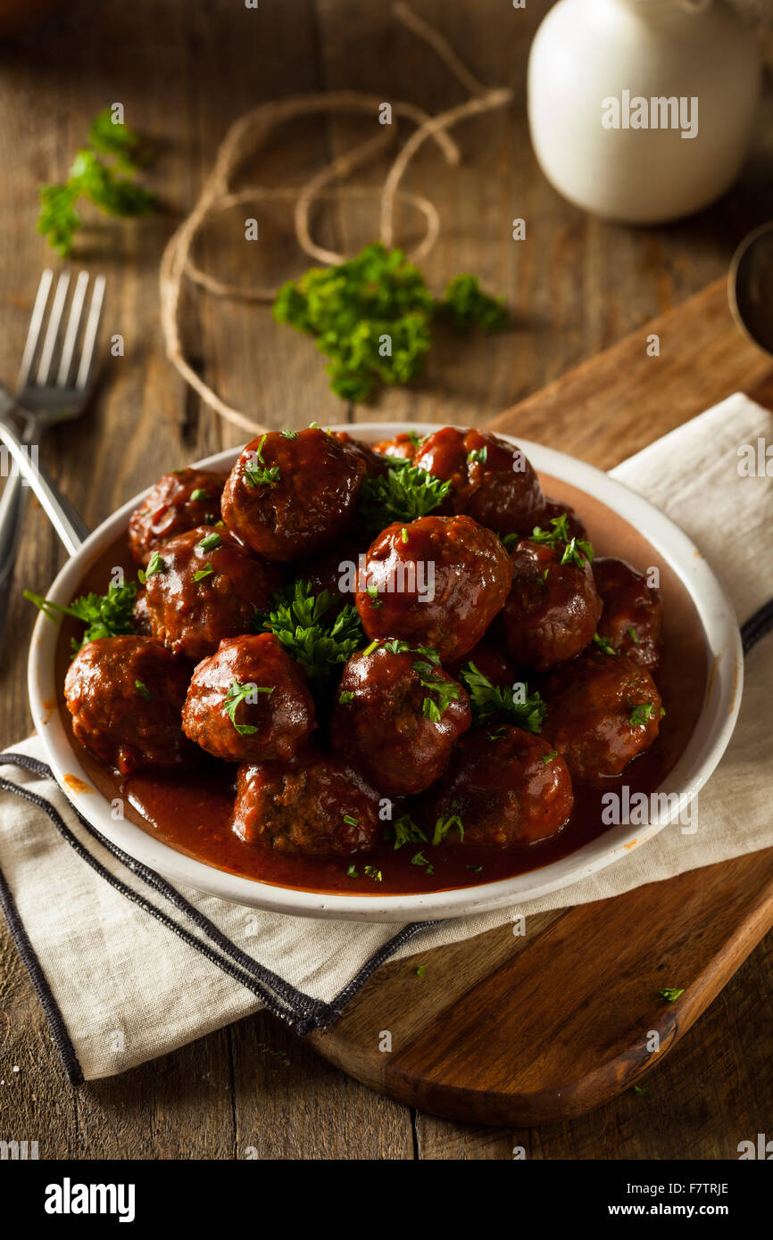 Hausgemachte Grill Frikadellen mit roter Soße Stockfoto