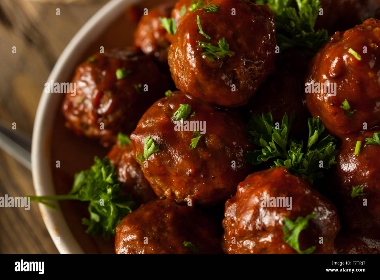 Hausgemachte Grill Frikadellen mit roter Soße Stockfoto