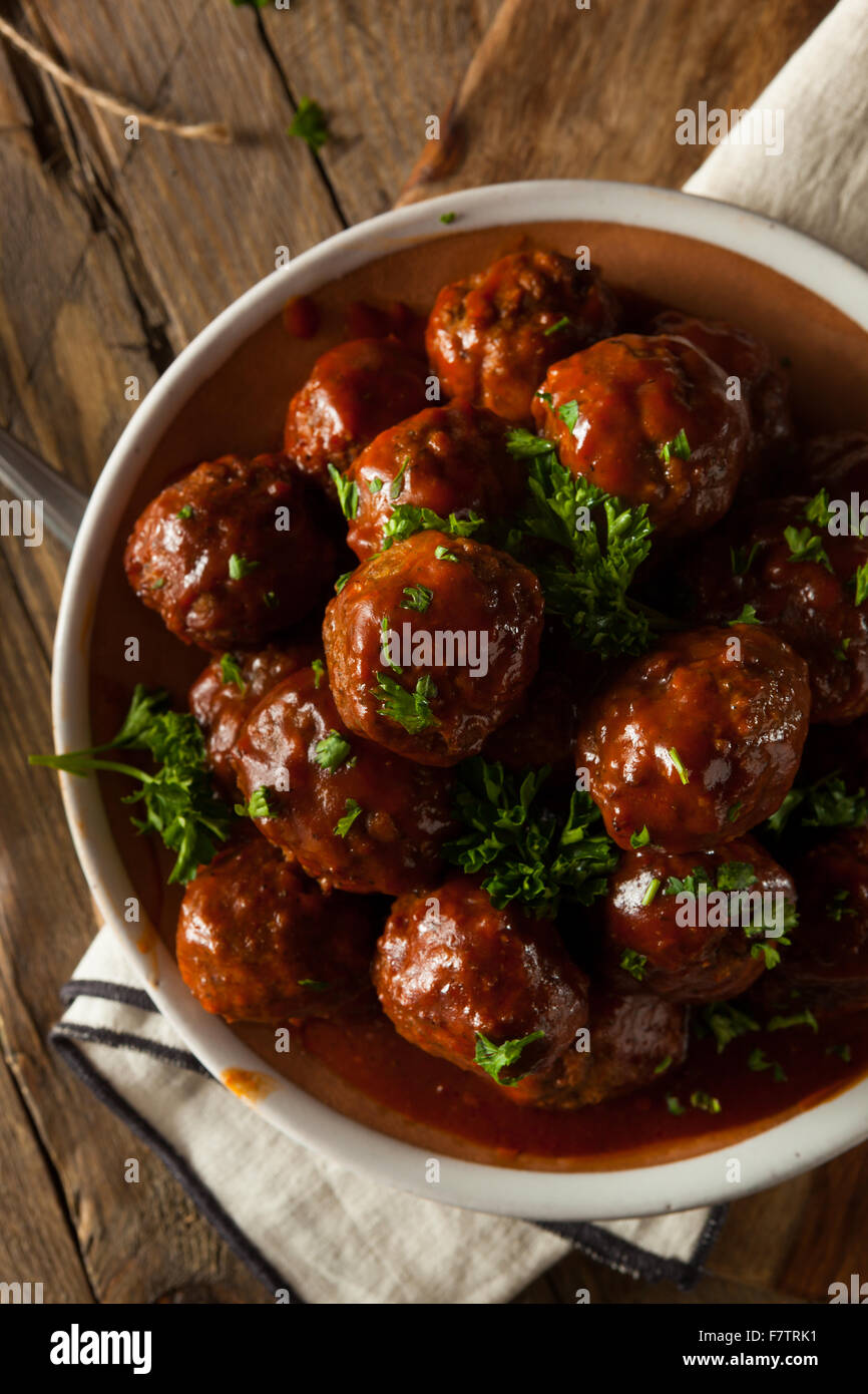 Hausgemachte Grill Frikadellen mit roter Soße Stockfoto