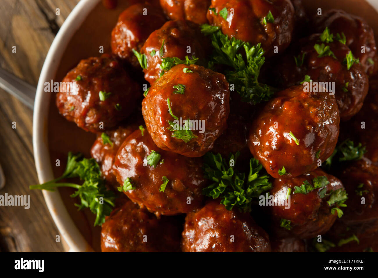 Hausgemachte Grill Frikadellen mit roter Soße Stockfoto
