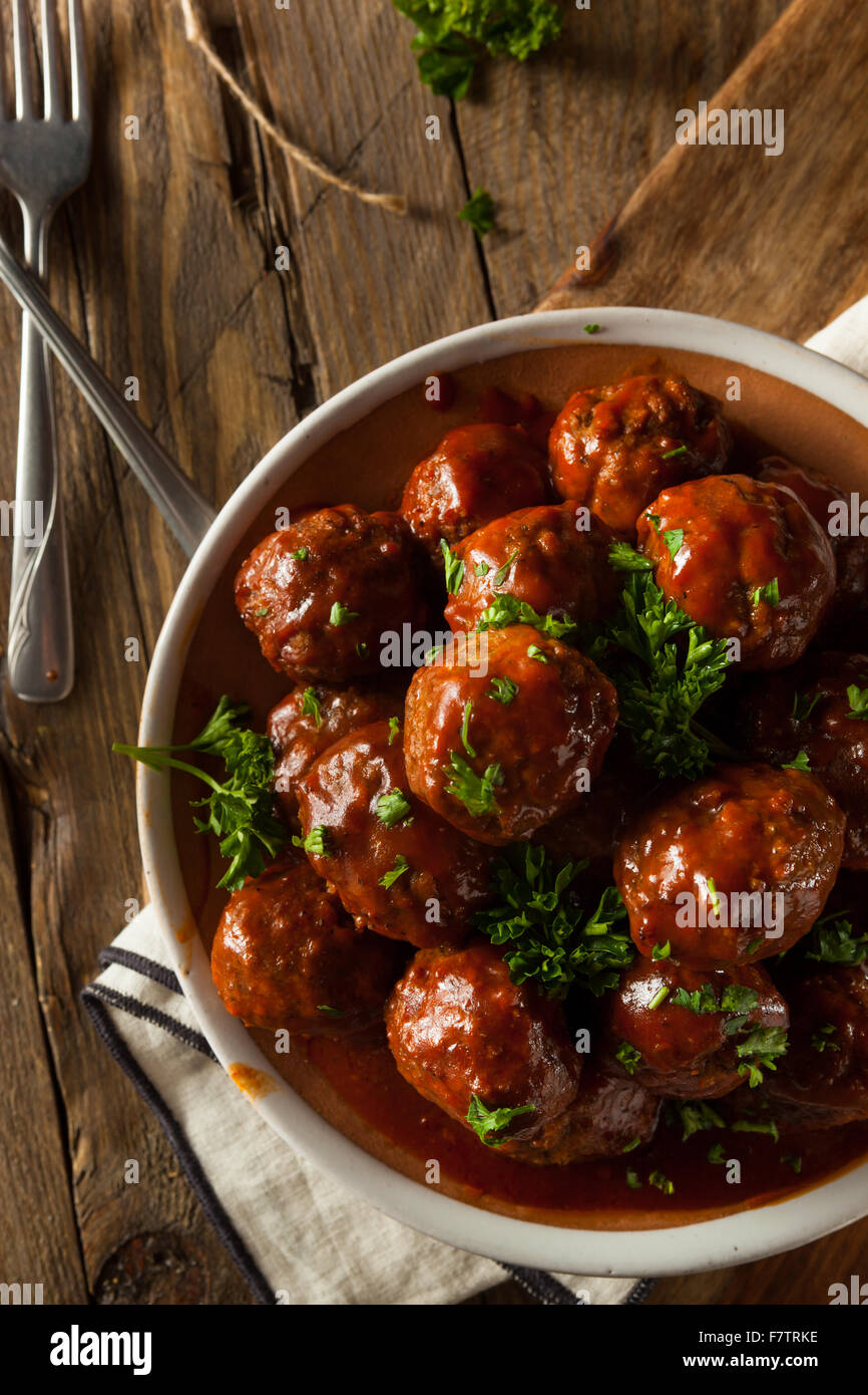 Hausgemachte Grill Frikadellen mit roter Soße Stockfoto