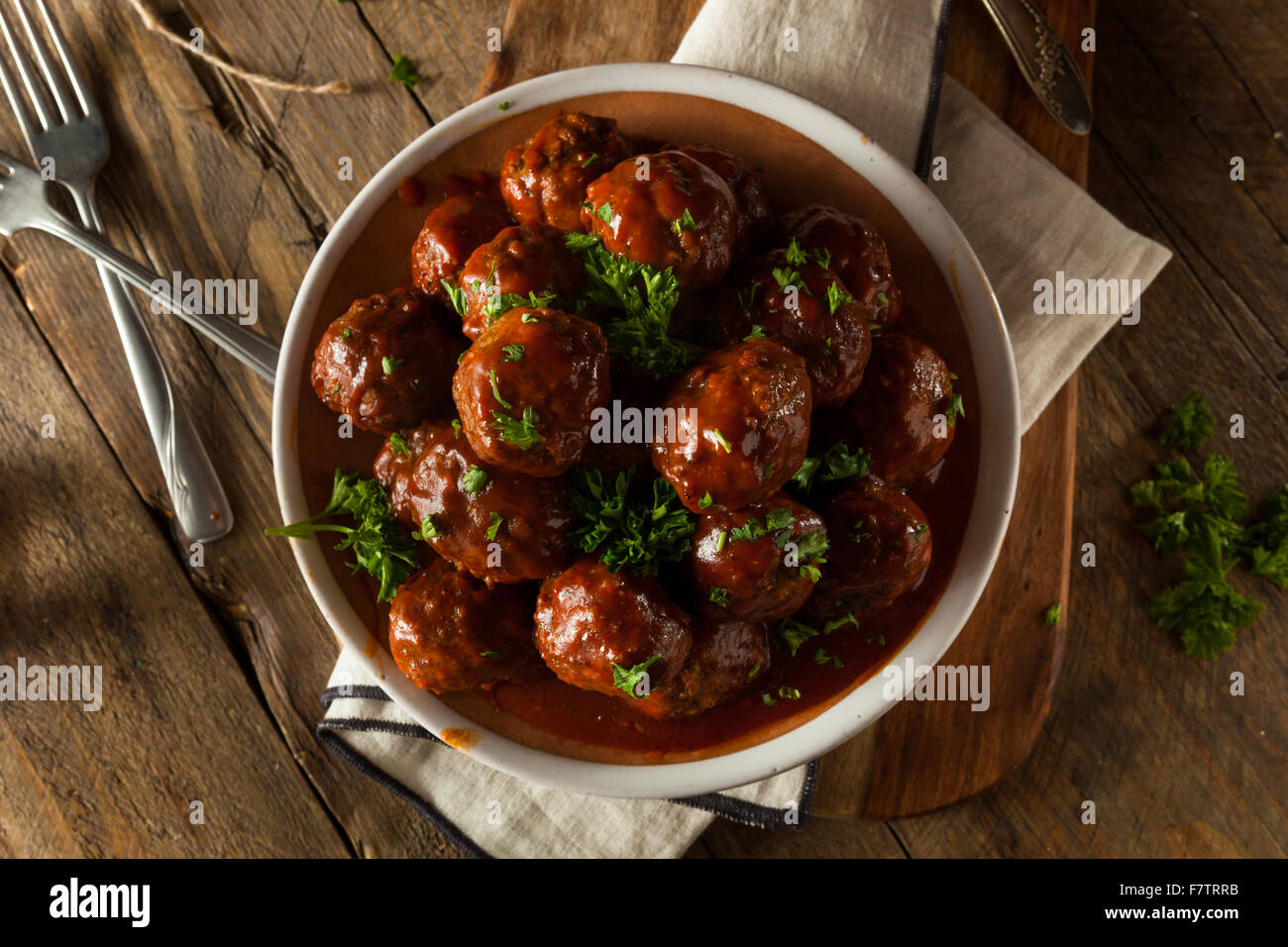 Hausgemachte Grill Frikadellen mit roter Soße Stockfoto