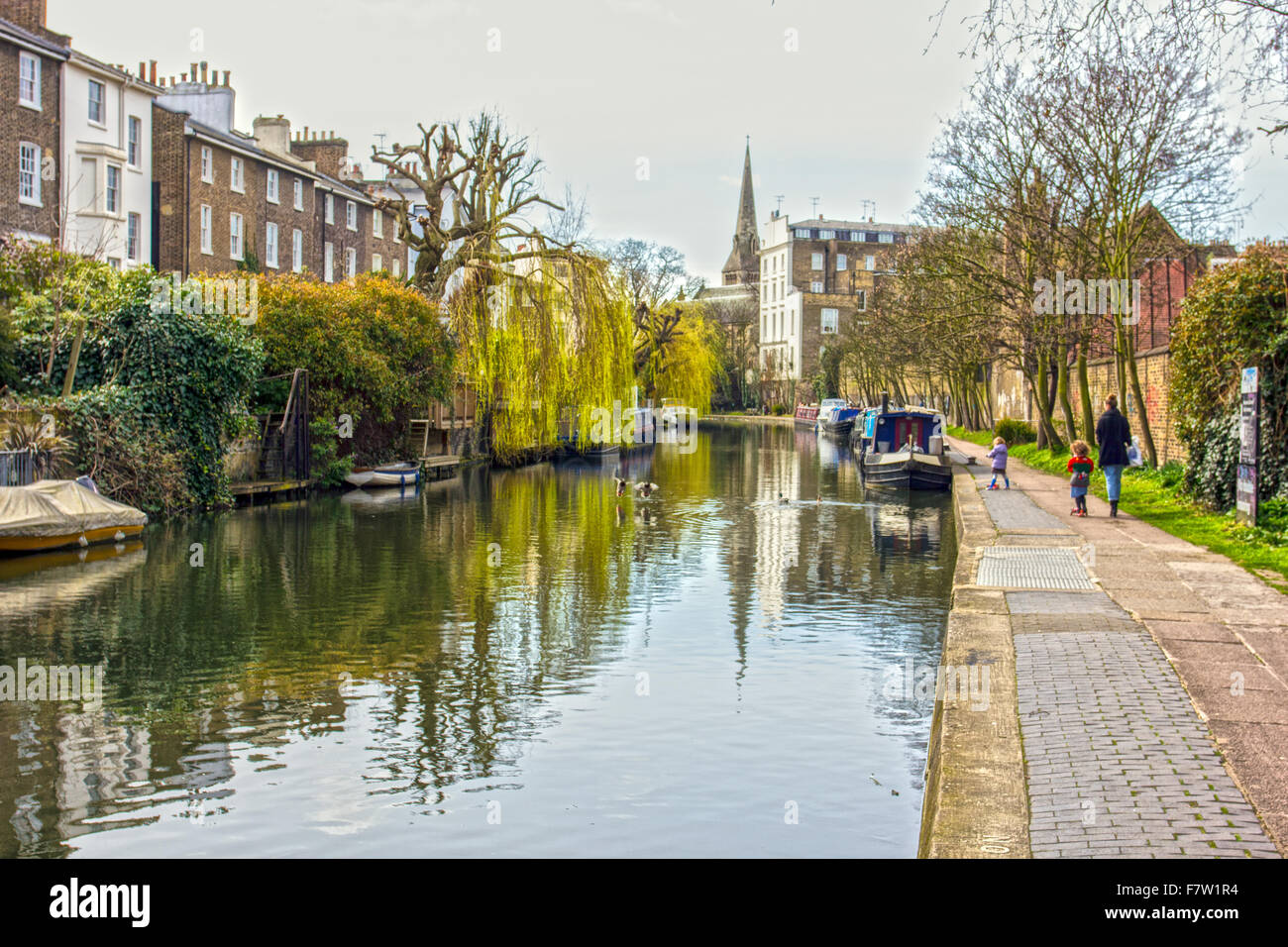 Mutter und kleinen Kindern zu Fuß hinunter Regents Canal in London Stockfoto