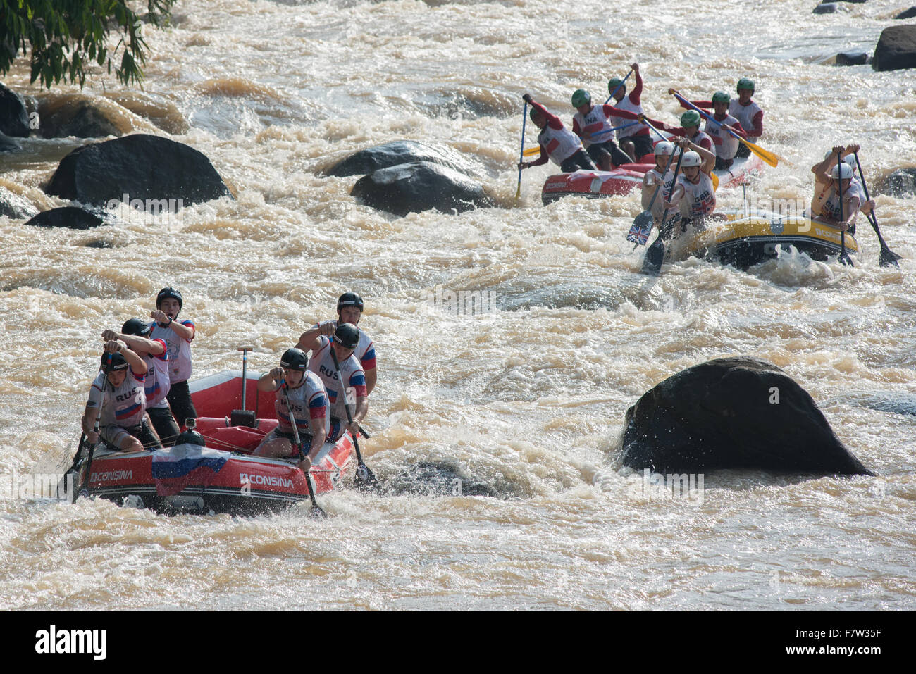 Citarik River, West Java, Indonesien. Dezember 3rd, 2015. U19 Mannschaften aus Russland, Großbritannien und Indonesien beim Down River Race auf der World Rafting Championship in Citarik River, West Java, Indonesien. Stockfoto