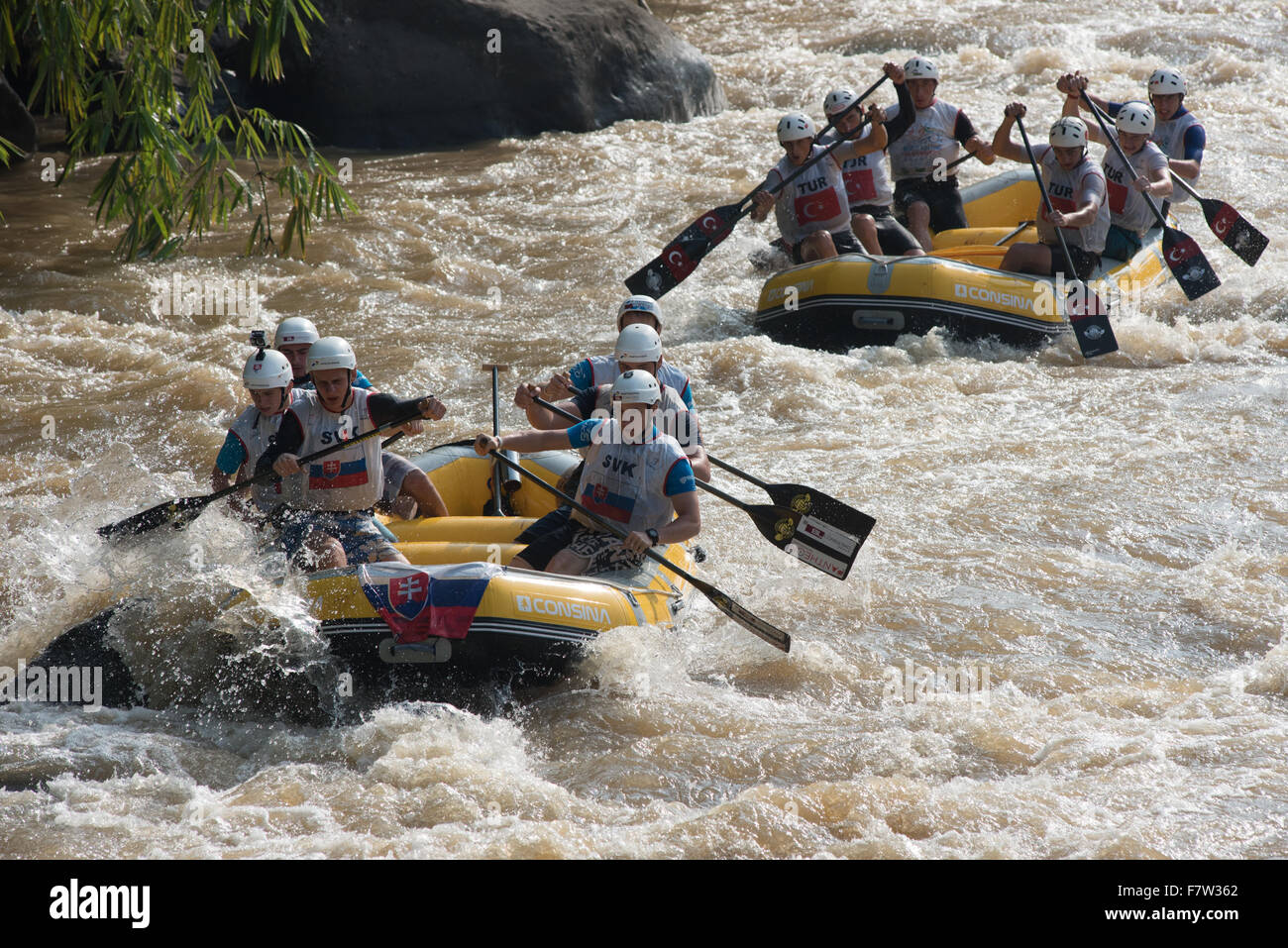 Citarik River, West Java, Indonesien. Dezember 3rd, 2015. U19 Mannschaften aus der Slowakei und der Türkei beim Down River Race auf der World Rafting Championship in Citarik River, West Java, Indonesien. Stockfoto