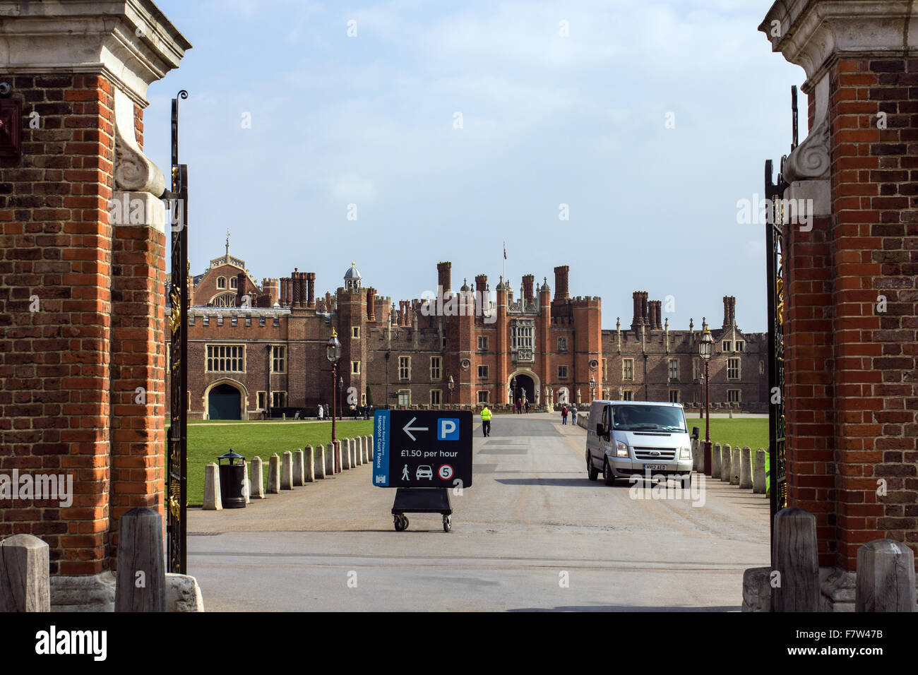 Hampton Court van sitzen an der Vorderseite des Gebäudes mit Parkplatz Schild zeigt links Stockfoto