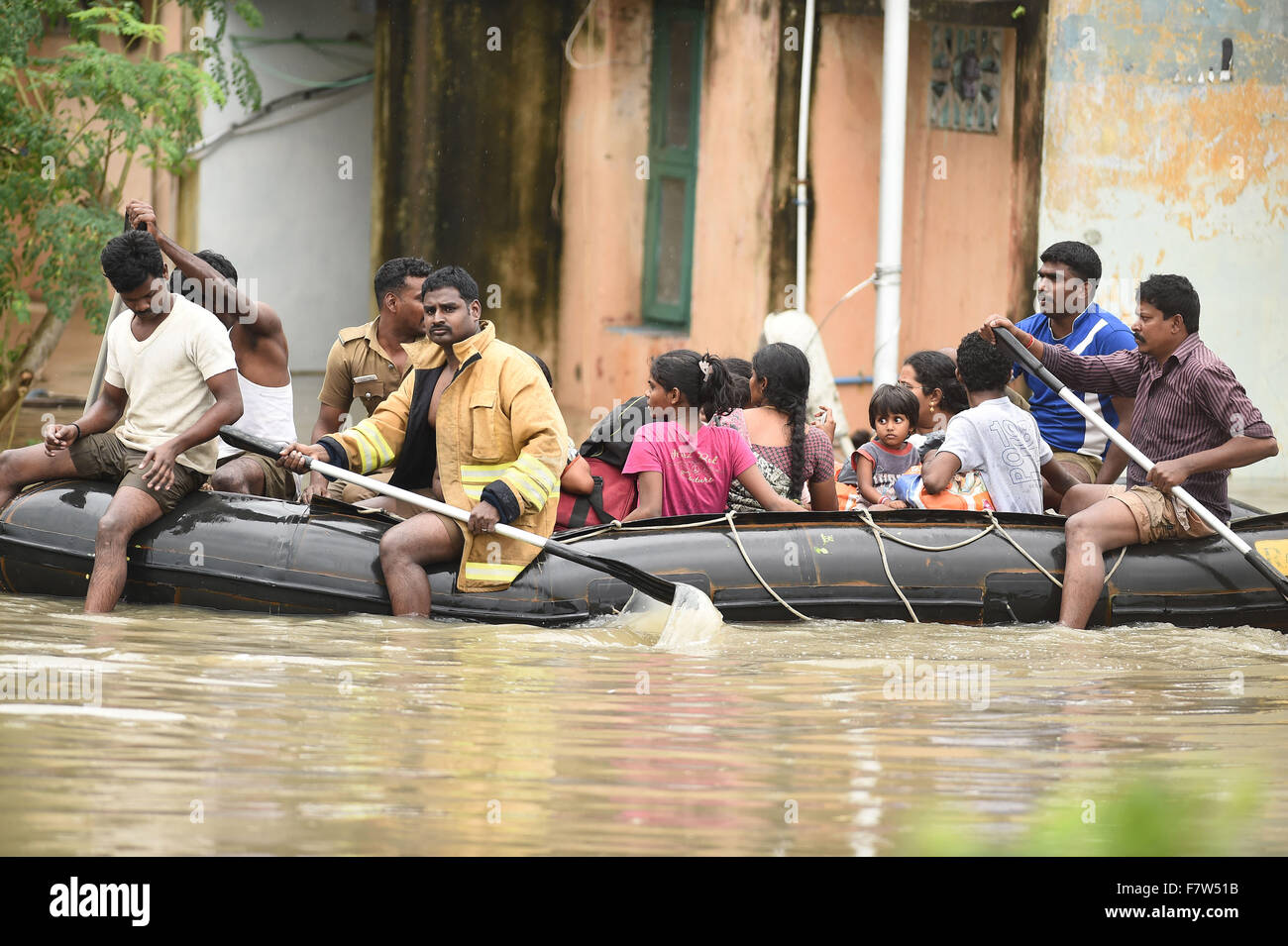 Chennai, indischen Staat Tamil Nadu. 2. Dezember 2015. Retter übertragen Menschen gestrandet in Hochwassergebieten in Chennai, Hauptstadt des südlichen indischen Bundesstaat Tamil Nadu, auf 2. Dezember 2015. Chennai ist unter frischen Starkregen mit große Teile der Stadt völlig überschwemmt, Flüge und Züge angehalten und Hunderte von Menschen links ohne Strom ins Wanken. Ein senior indische Wetter-Beamter sagte am Mittwoch, kräftige Schauer, für eine weitere Woche in Chennai fortsetzen werden. © Stringer/Xinhua/Alamy Live-Nachrichten Stockfoto