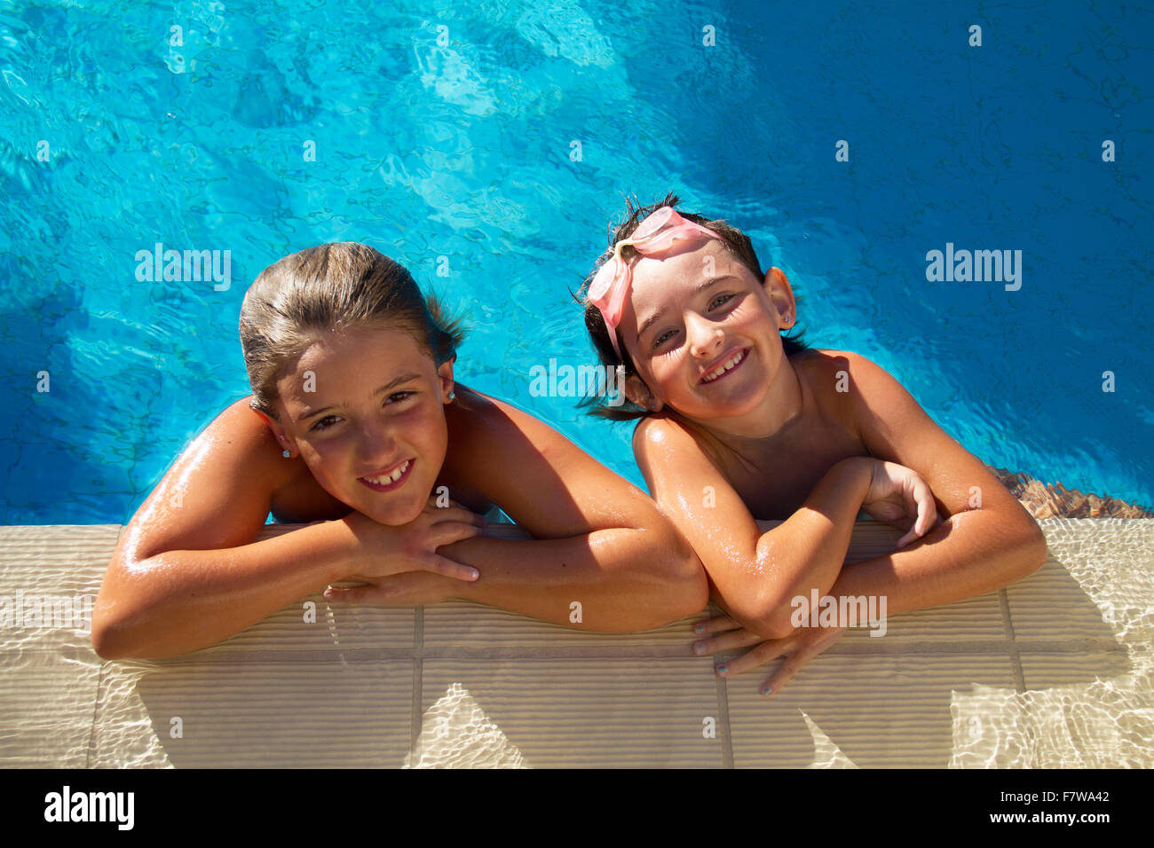 Junge Mädchen im Pool. Stockfoto