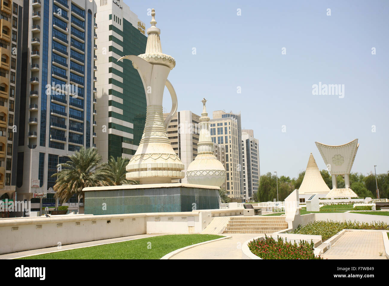 Arabische Kaffeekanne (Dallah) Statue am Kultur Platz, Abu Dhabi, Vereinigte Arabische Emirate Stockfoto