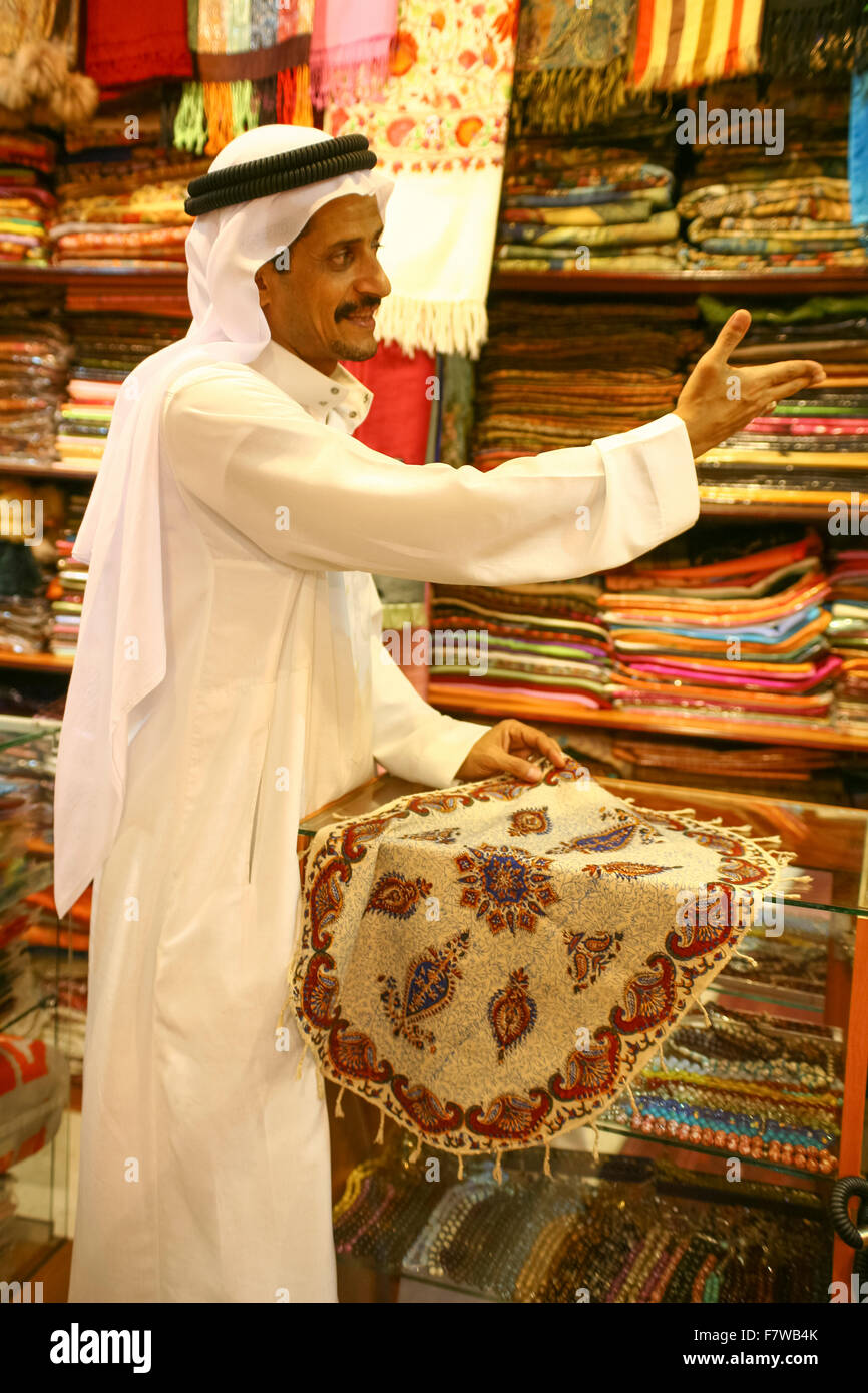 Arabische Mann verkaufen Matte in der Souk Central Market, Sharjah, Vereinigte Arabische Emirate Stockfoto