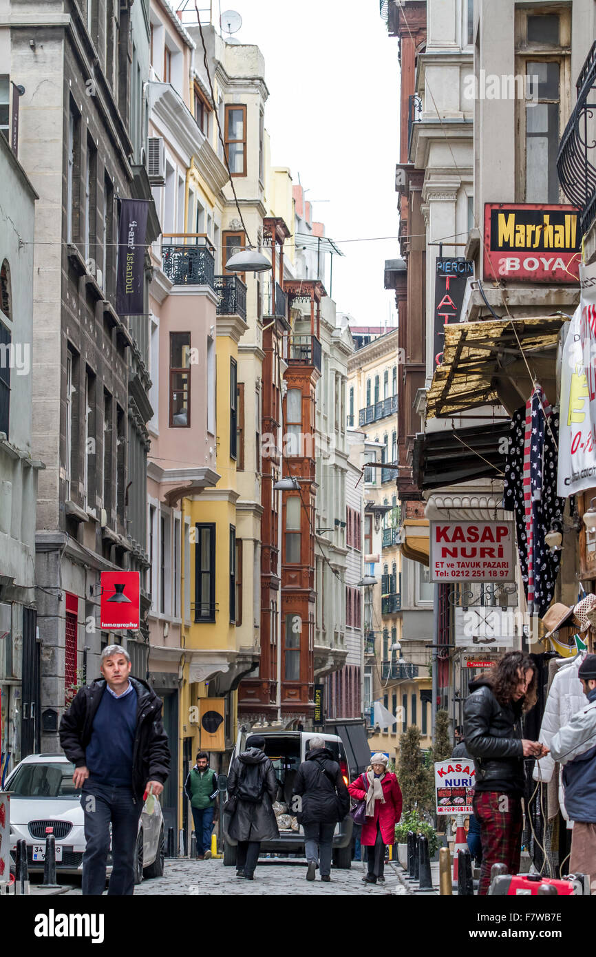 Blick auf die Straße um Galata Turm, Istanbul, Türkei Stockfoto