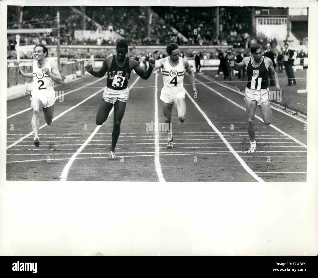 1965 - Finish von 400 Metern Vincent Matthews (Nr. 3) von Queens, New York, bricht das Band um die 400-Meter-Lauf in Großbritannien V. United States Leichtathletik RA-Sitzung im White City Stadium, London, heute, August 12 zu gewinnen. Matthews gewann in einer Zeit von 45,7 Sekunden mit Lee Evans von Madara, Kalifornien (Nr. 1) kommen in einer Zeit von 46,7 Sekunden zweite, dritte Colin Campbell (Nr. 2) von Großbritannien in einer Zeit von 47,6 Sekunden und viertens war Jim Robertson (Nr. 4) von Großbritannien in einer Zeit von 48,0 Sekunden. © Keystone Bilder USA/ZUMAPRESS.com/Alamy Live-Nachrichten Stockfoto