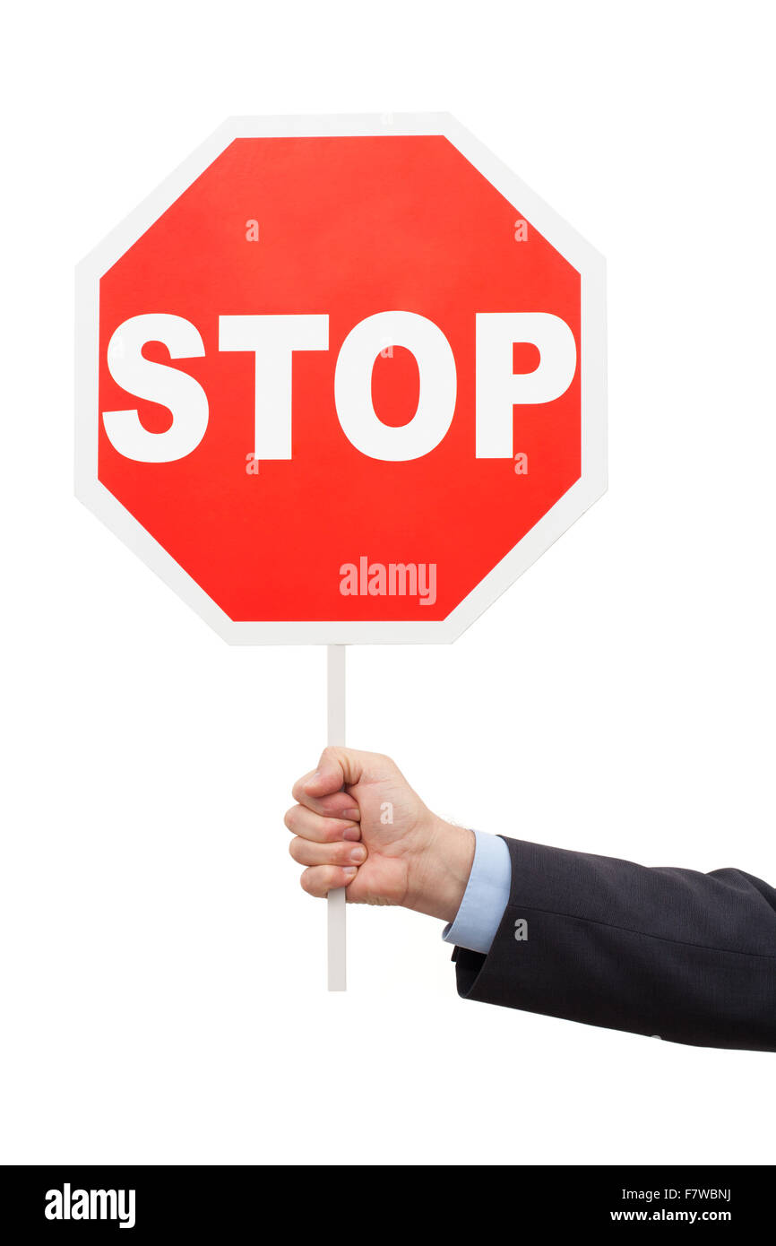 Die Hand des Mannes in ein blaues Hemd und Jacke hält ein rotes Schild STOP. Die Objekte werden auf weißem Hintergrund isoliert. Stockfoto