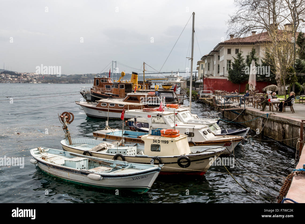 Festgemachten Boot am Hafen, Ortaköy, Istanbul, Türkei Stockfoto
