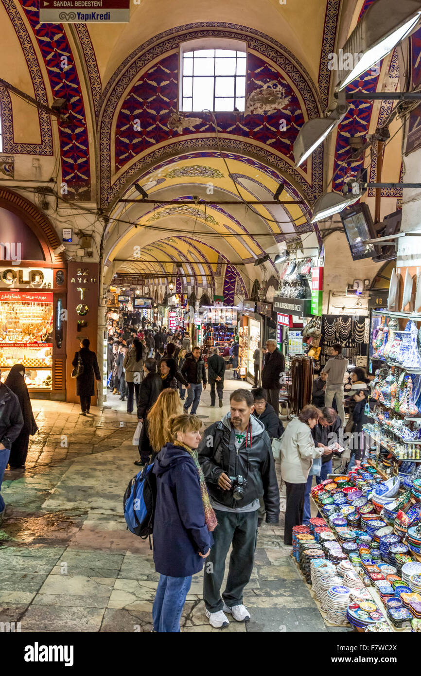 Menschen stehen im Shop in den großen Basar, Istanbul, Türkei Stockfoto
