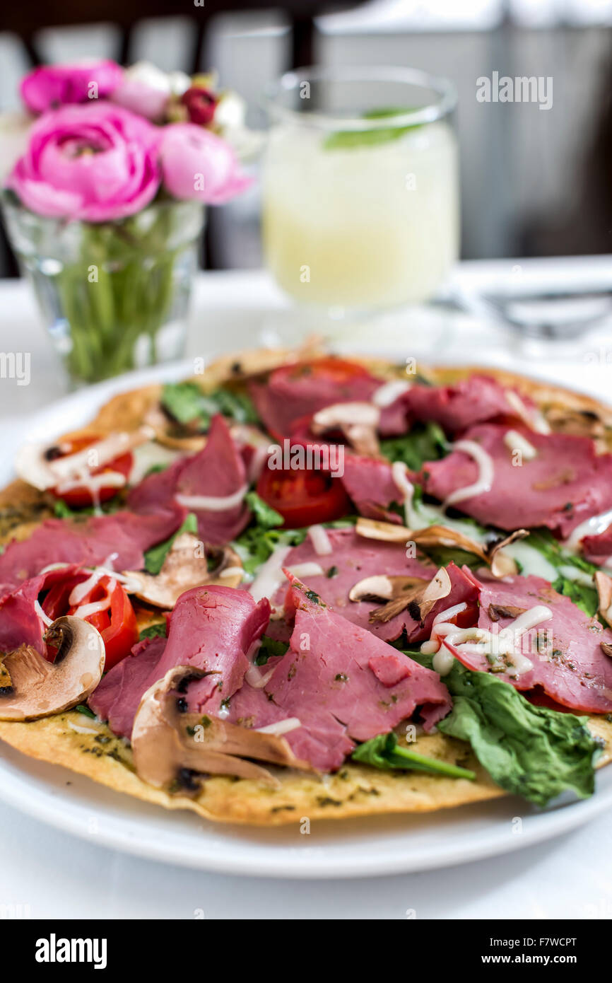 Pizza mit treffen und Gemüse auf Teller Stockfoto