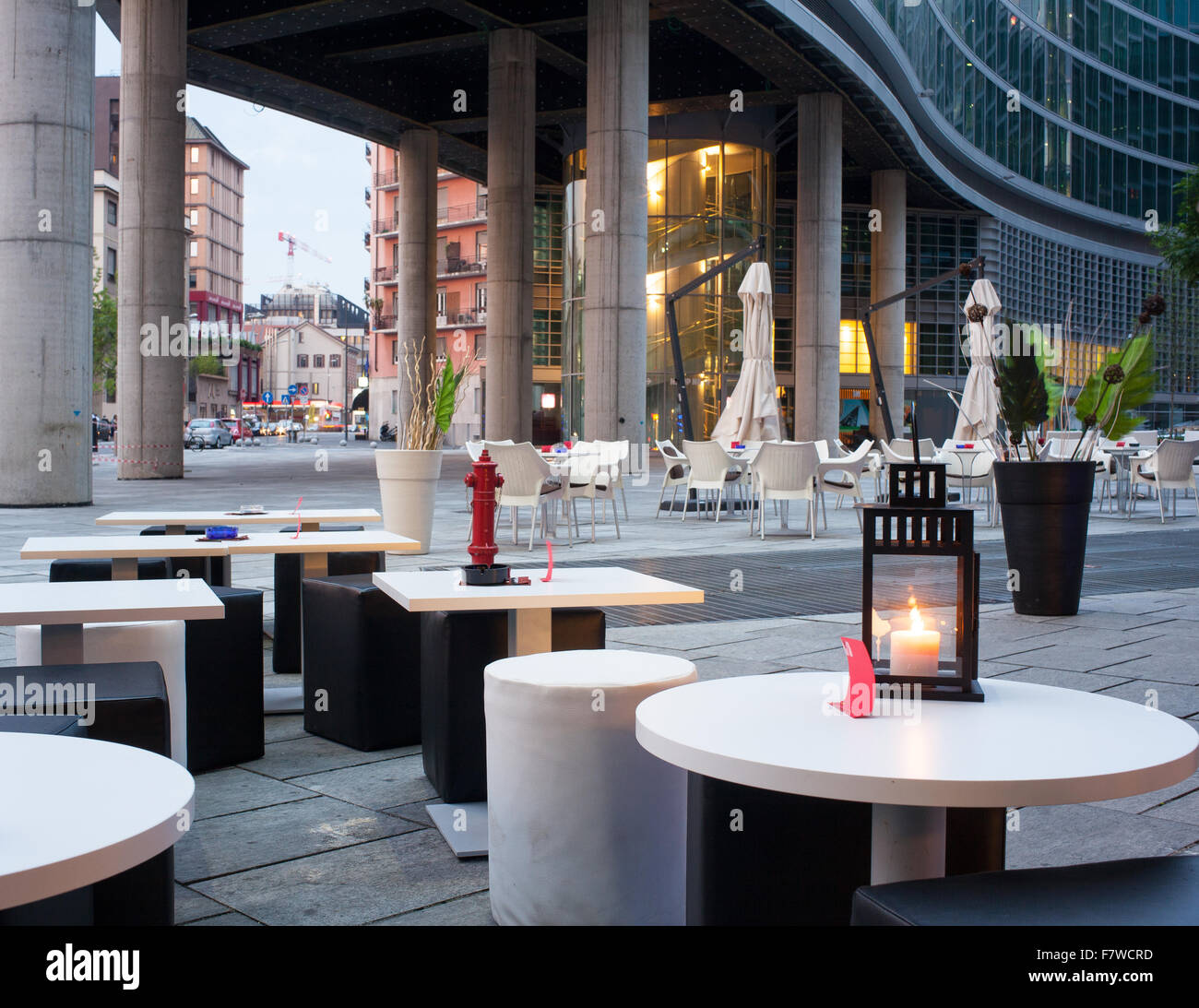 Kleine Tische und Stühle in einem Outdoor-pub Stockfoto