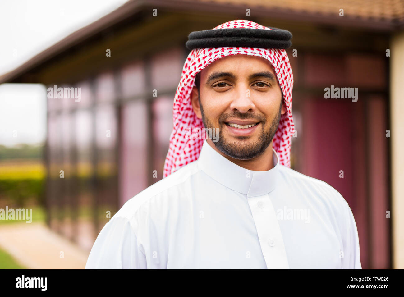 Porträt des Nahen Ostens Menschen außerhalb des Hauses Stockfoto