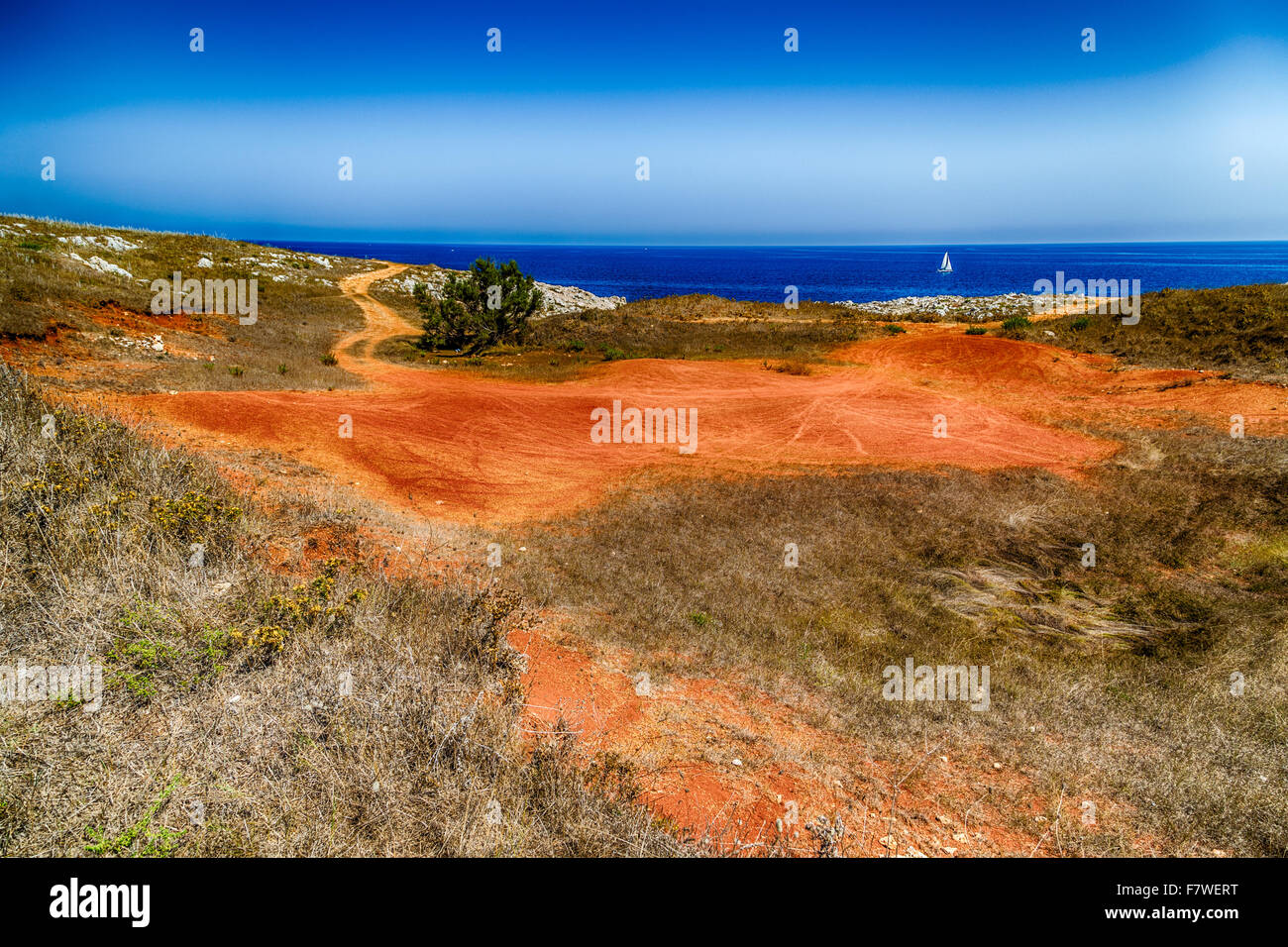 roter Pfad auf den steinigen Strand in der Nähe von Otranto in Apulien, Italien Stockfoto