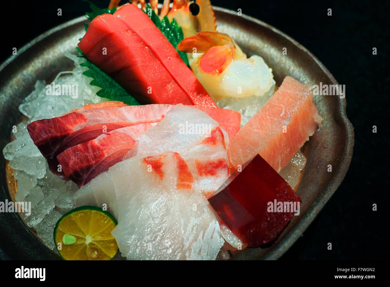 Platte mit frischem Sashimi (roher Fisch) auf einem Bett aus Eis Stockfoto