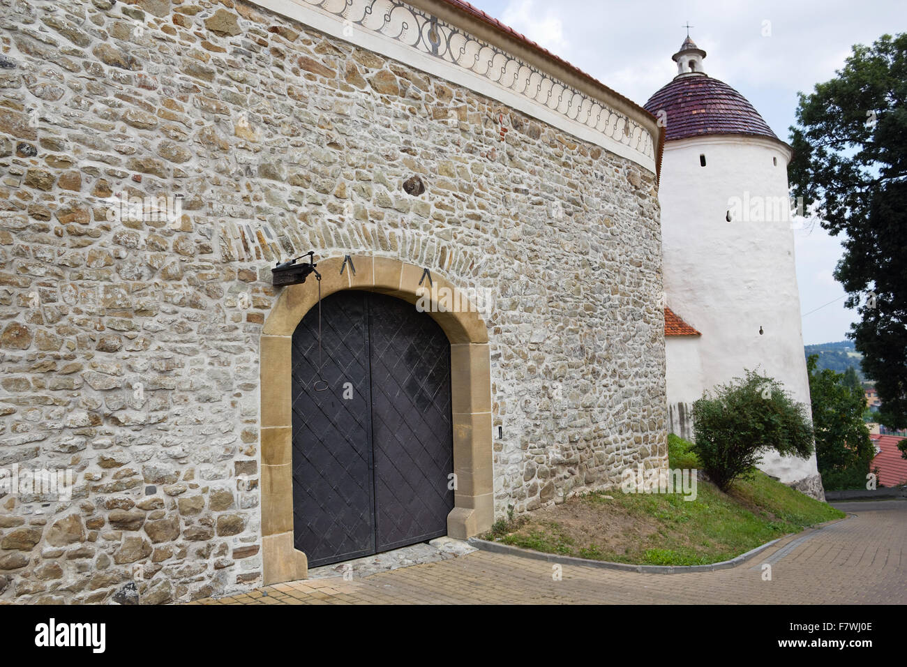 Tor in Steinmauer und mittelalterlichen Turm. 13. Jahrhundert. Kloster der Klarissen in Stary Sacz, Polen. Stockfoto