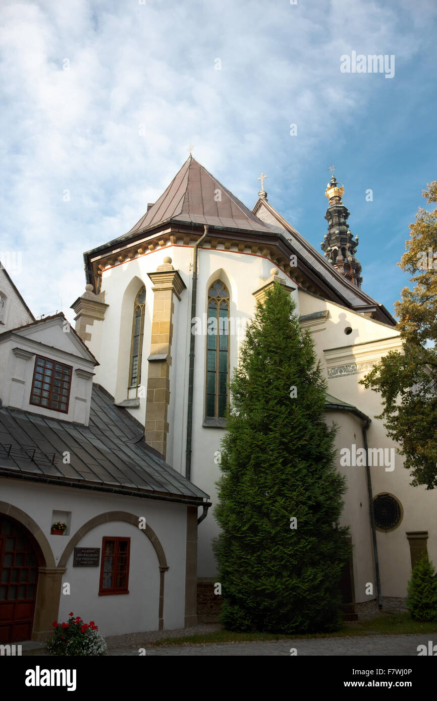 Mittelalterliche Kirche des 13. Jahrhunderts. Kloster der Klarissen in Stary Sacz, Polen. Stockfoto