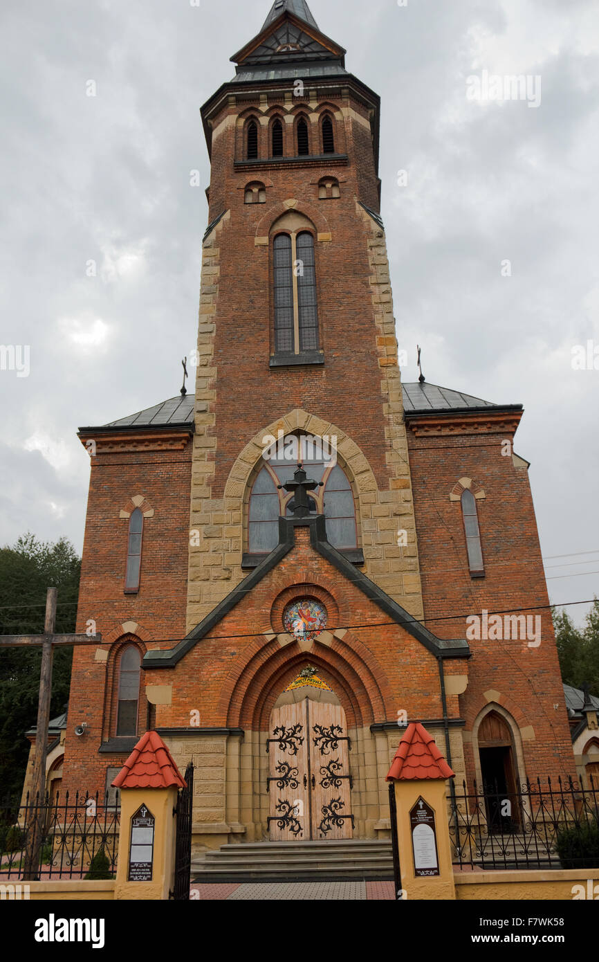 Neo-gotische Kirche von St. Michael der Erzengel. Zeleznikowa Wielka, Nawojowa. Polen. Stockfoto