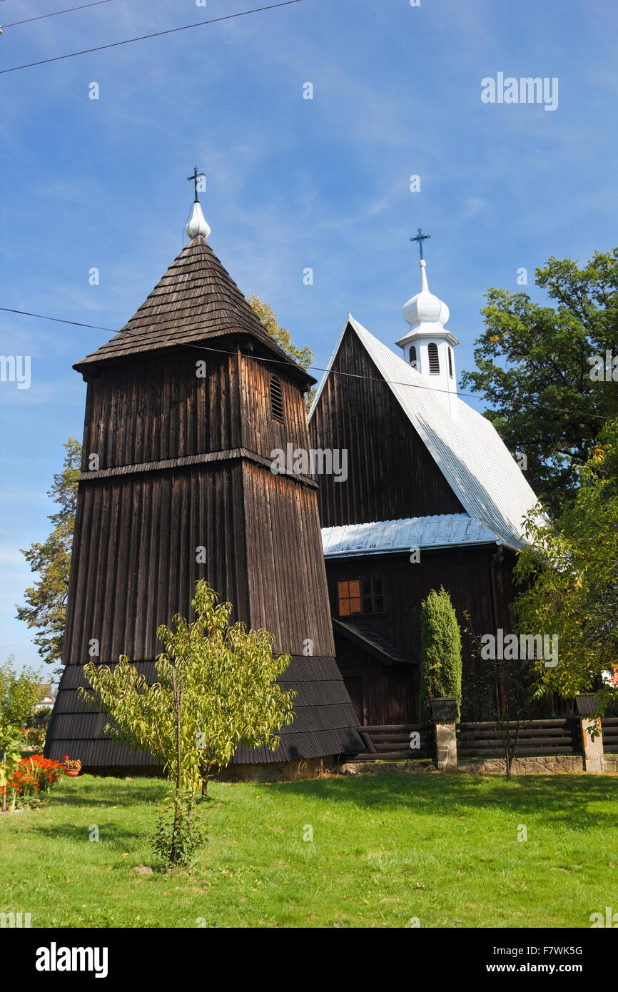 Mittelalterlichen Holzkirche aus dem 16. Jahrhundert. Kirche des Heiligen Nikolaus in Moszczenica Nizna, Stary Sacz. Polen. Stockfoto