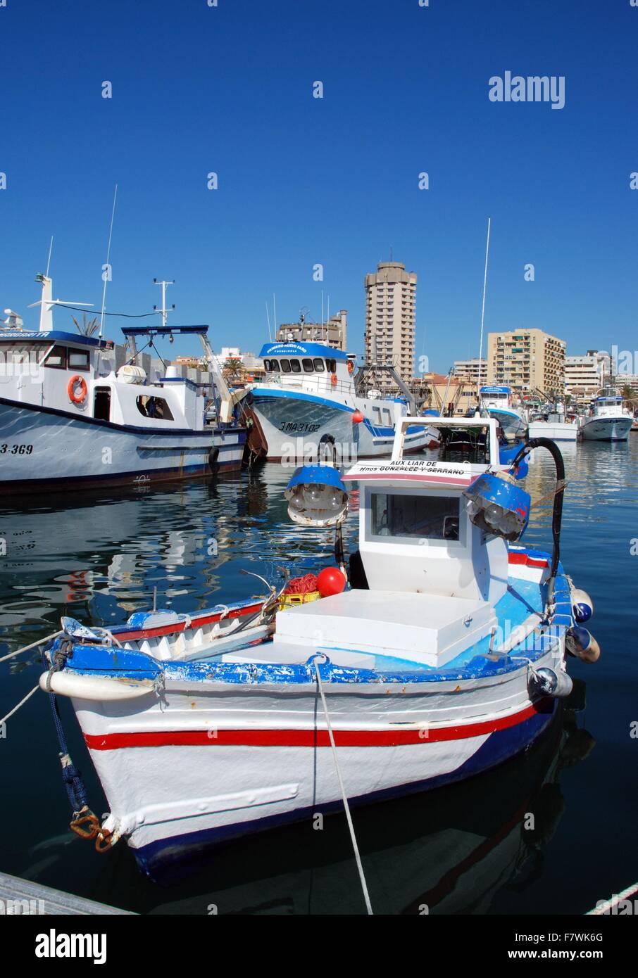 Traditionelle Fischerboote und Fischkutter in den Hafen von Fuengirola, Provinz Malaga, Andalusien, Spanien, Westeuropa. Stockfoto