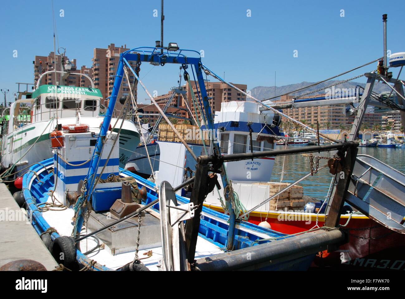 Traditionelle Fischerboote und Fischkutter in den Hafen von Fuengirola, Provinz Malaga, Andalusien, Spanien, Westeuropa. Stockfoto