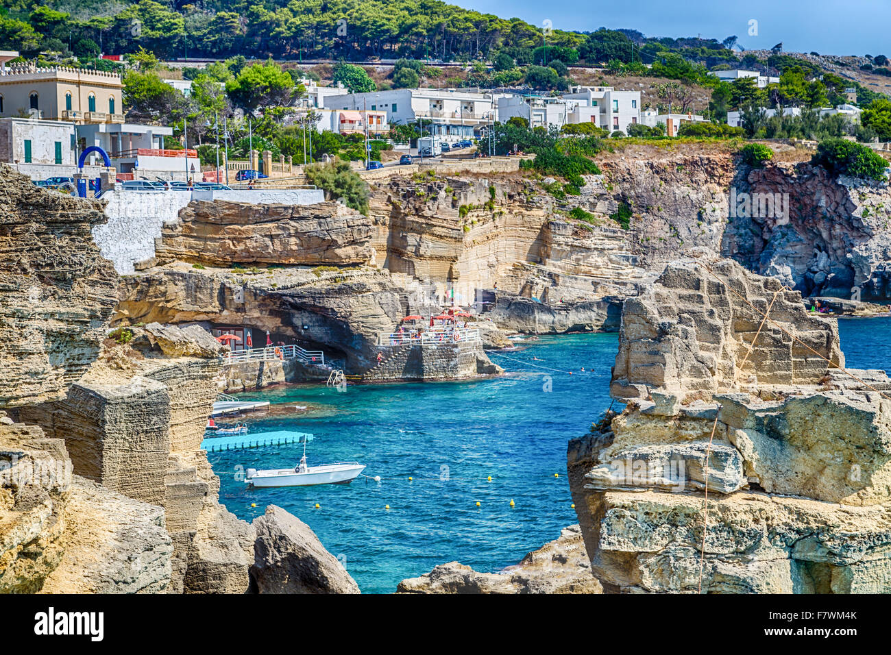 Felsen und Architektur von der Küste des Salento am Ionischen Meer in Italien, in Santa Cesarea Terme, Lecce, Apulien Stockfoto