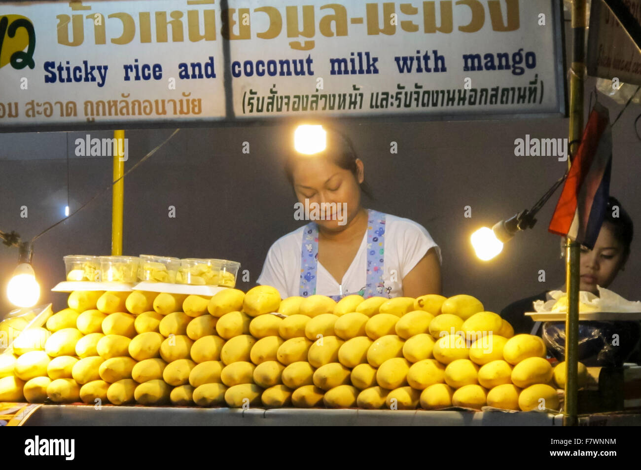 Obst und trinken Stall in Thong Lo Nachtmarkt in Bangkok, Thailand Stockfoto