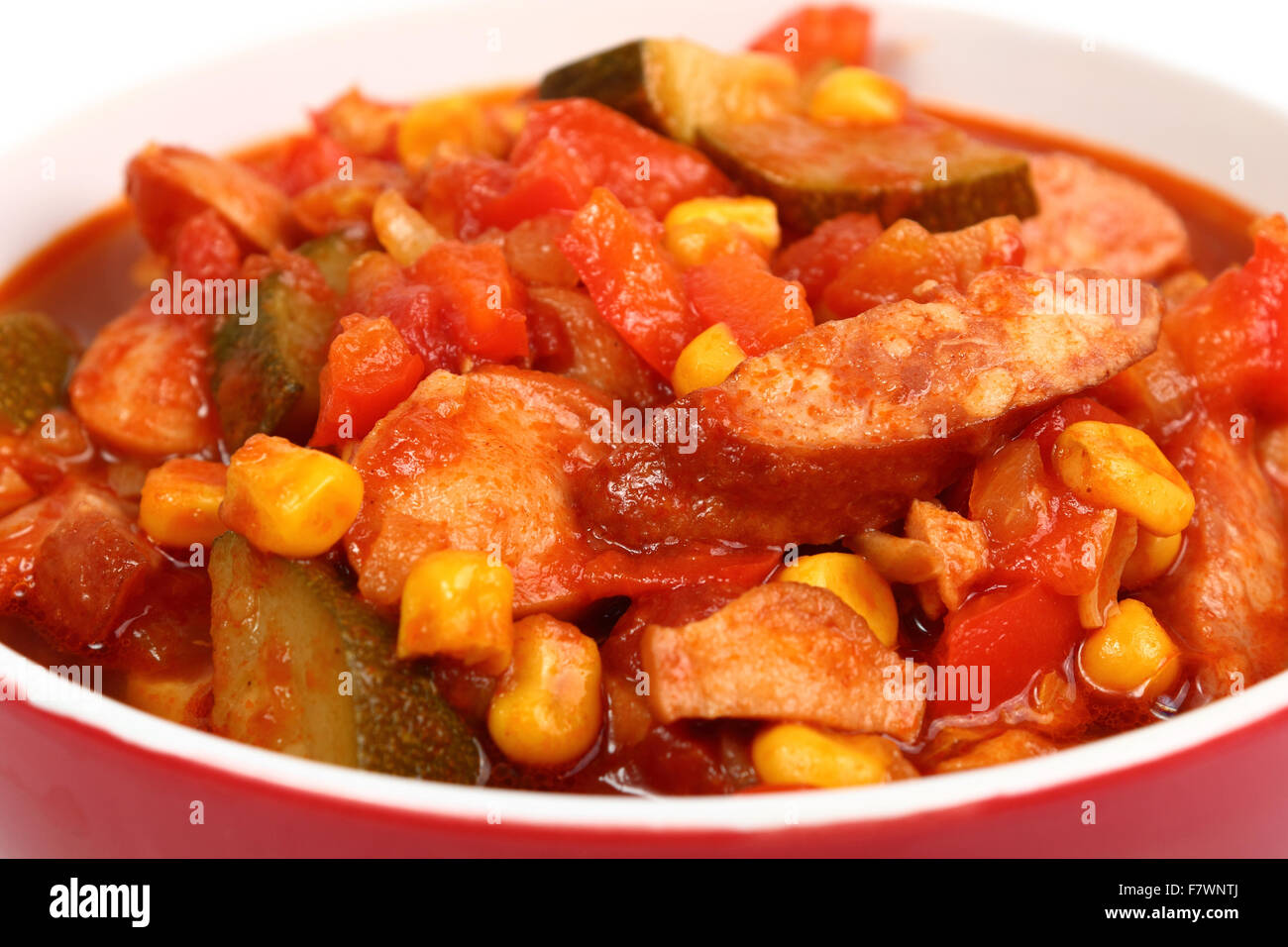 Gemüseeintopf (Zucchini, Paprika, Mais, Tomaten) mit Wurst. Lecho, Lecso, Ratatouille. Stockfoto