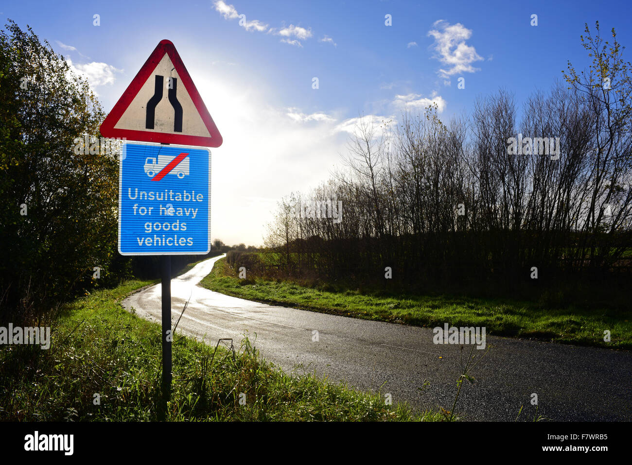 Warnschild am Straßenrand ungeeignet für schwere Nutzfahrzeuge auf schmalen Landstraße in der Nähe von SelbyYorkshire UK Stockfoto