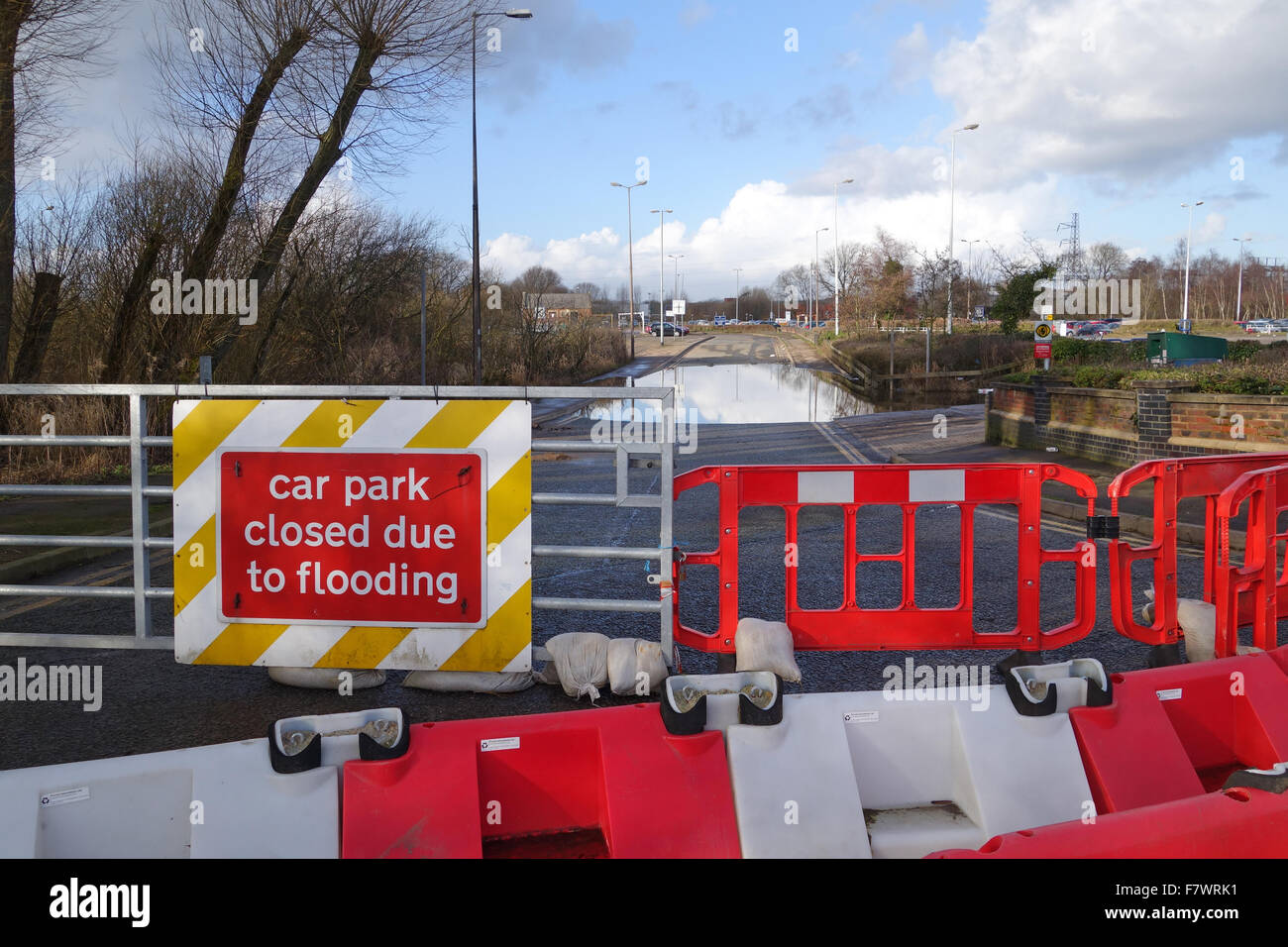 Ein Schild mit der Aufschrift Parkplatz geschlossen wegen Überschwemmungen und Barrieren stoppen Zugang England UK Stockfoto