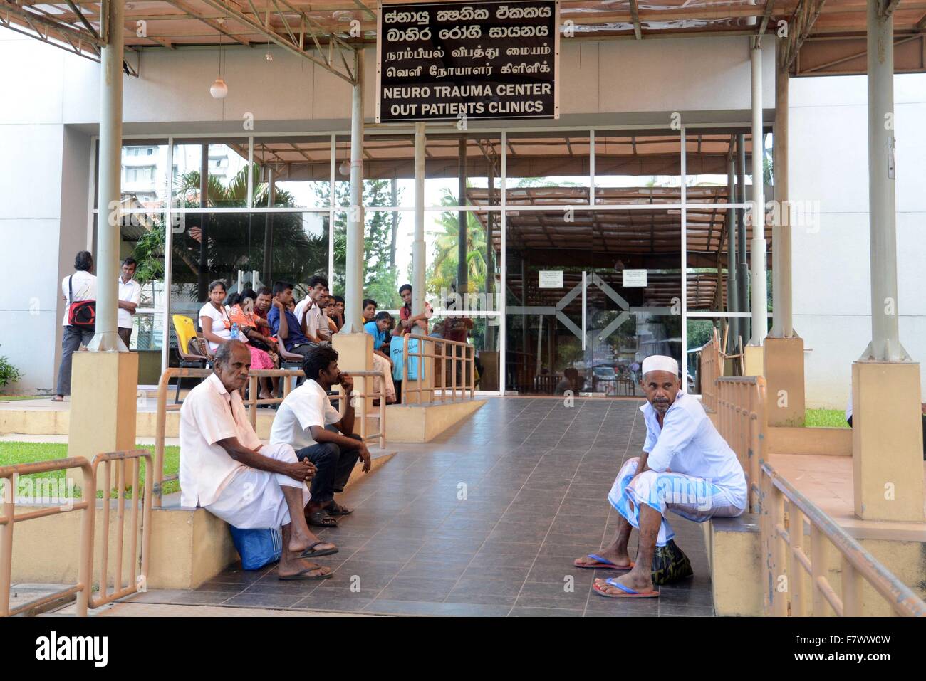 Colombo, Sri Lanka. 3. Dezember 2015. Patienten warten in einem Krankenhaus in Colombo, Sri Lanka, 3. Dezember 2015 gestrandet. Tausende von Patienten gestrandet waren, wie mehrere Krankenhäuser zum Stillstand kam, nachdem alle Regierung Ärzte einen inselweite Streik in Colombo, Sri Lanka, ab 08:00 am 3. Dezember 2015, ins Leben verlangt die Behörde gerufen, die zollfreien Fahrzeug Genehmigung Konzession wiederherzustellen, kündigte die Regierung Medical Officers Association (GMOA). © Gayan Sameera/Xinhua/Alamy Live-Nachrichten Stockfoto