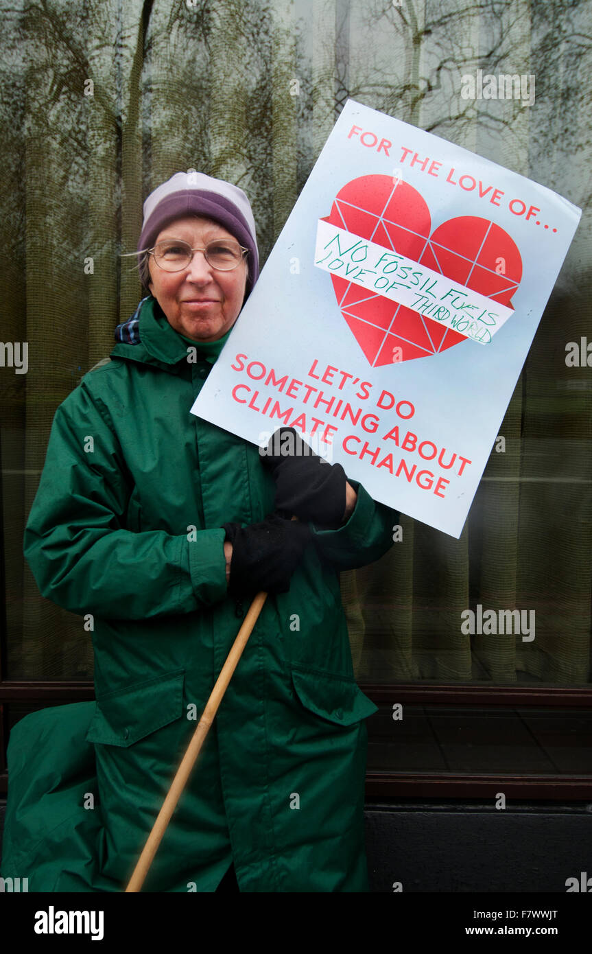 London, 29. November 2015. März auf Nachfrage Maßnahmen weltweite führenden zur Bekämpfung des Klimawandels. Eine ältere Frau mit einem Schild. Stockfoto
