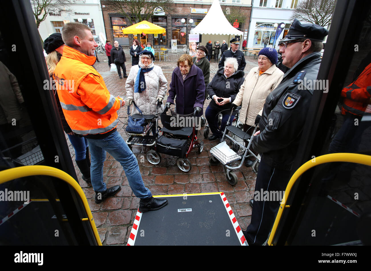 Güstrow, Deutschland. 2. Dezember 2015. Senioren lernen, wie man ein-und aussteigen ein Bus mit einer fahrbaren Gehhilfe in einer Übung mit Busfahrer Thomas Kamelita und Polizist Karsten Hamann in Güstrow, Deutschland, 2. Dezember 2015. Der erste Senioren Tag in Güstrow führte die Polizei Straße Patrouille, regionaler Busunternehmer Rebus als sowie verschiedene medizinische und Pflegeeinrichtungen. Foto: BERND WUESTNECK/Dpa/Alamy Live News Stockfoto