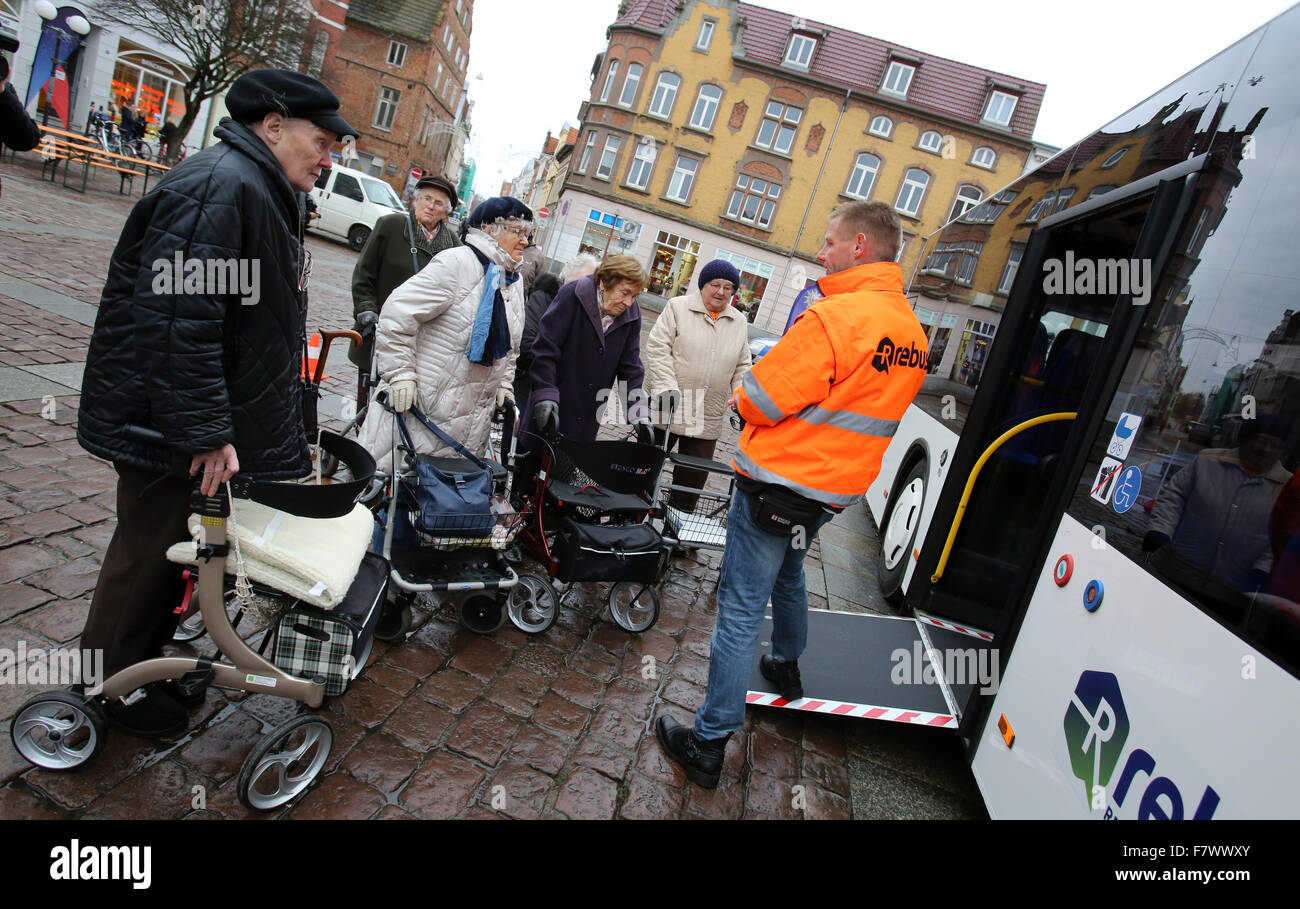 Güstrow, Deutschland. 2. Dezember 2015. Senioren lernen, wie man ein-und aussteigen ein Bus mit einer fahrbaren Gehhilfe in einer Übung mit Busfahrer Thomas Kamelita in Güstrow, Deutschland, 2. Dezember 2015. Der erste Senioren Tag in Güstrow führte die Polizei Straße Patrouille, regionaler Busunternehmer Rebus als sowie verschiedene medizinische und Pflegeeinrichtungen. Foto: BERND WUESTNECK/Dpa/Alamy Live News Stockfoto