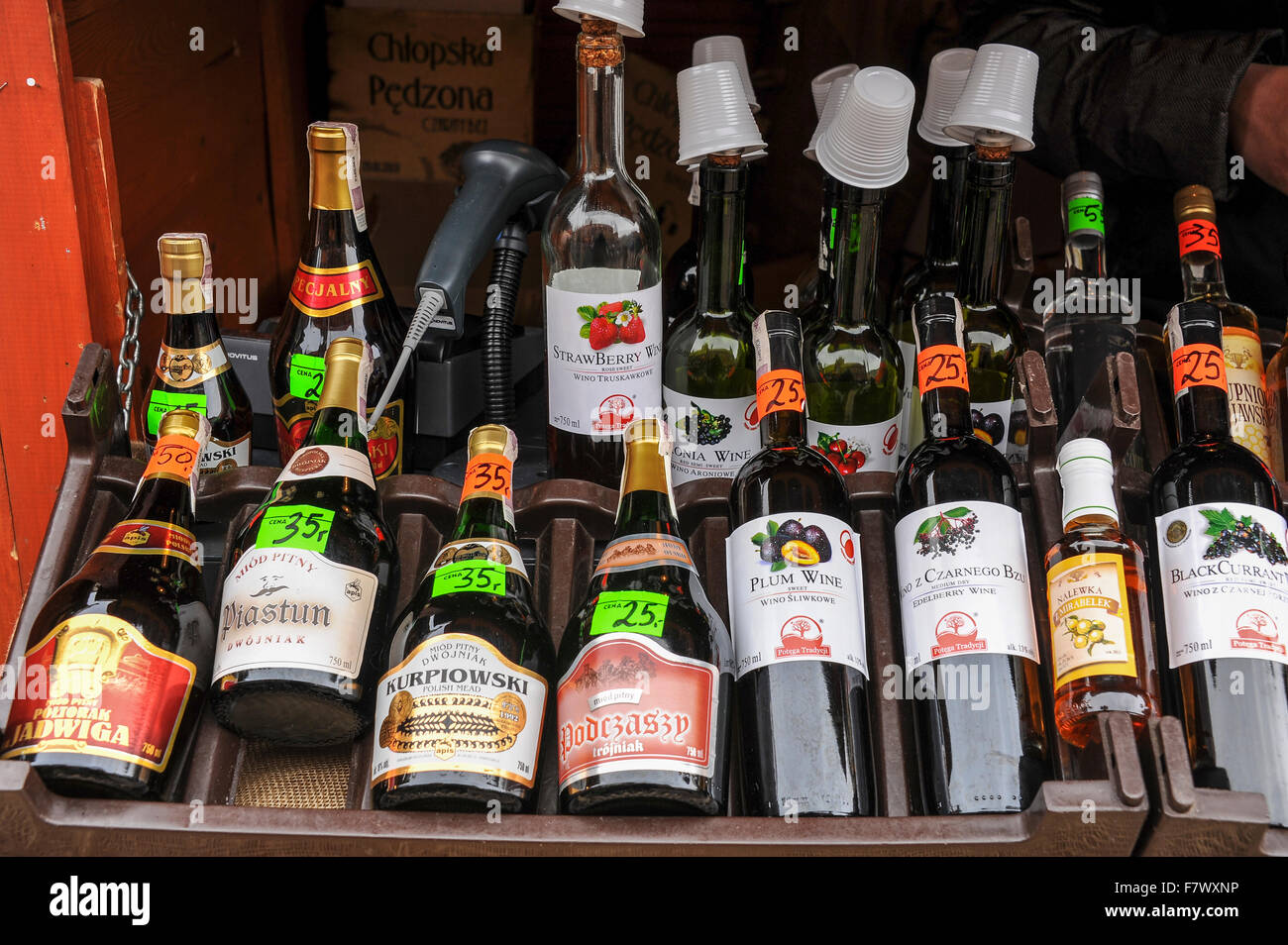 Wein Flasche aufgereiht in der Box, Toruń, Polen Stockfoto