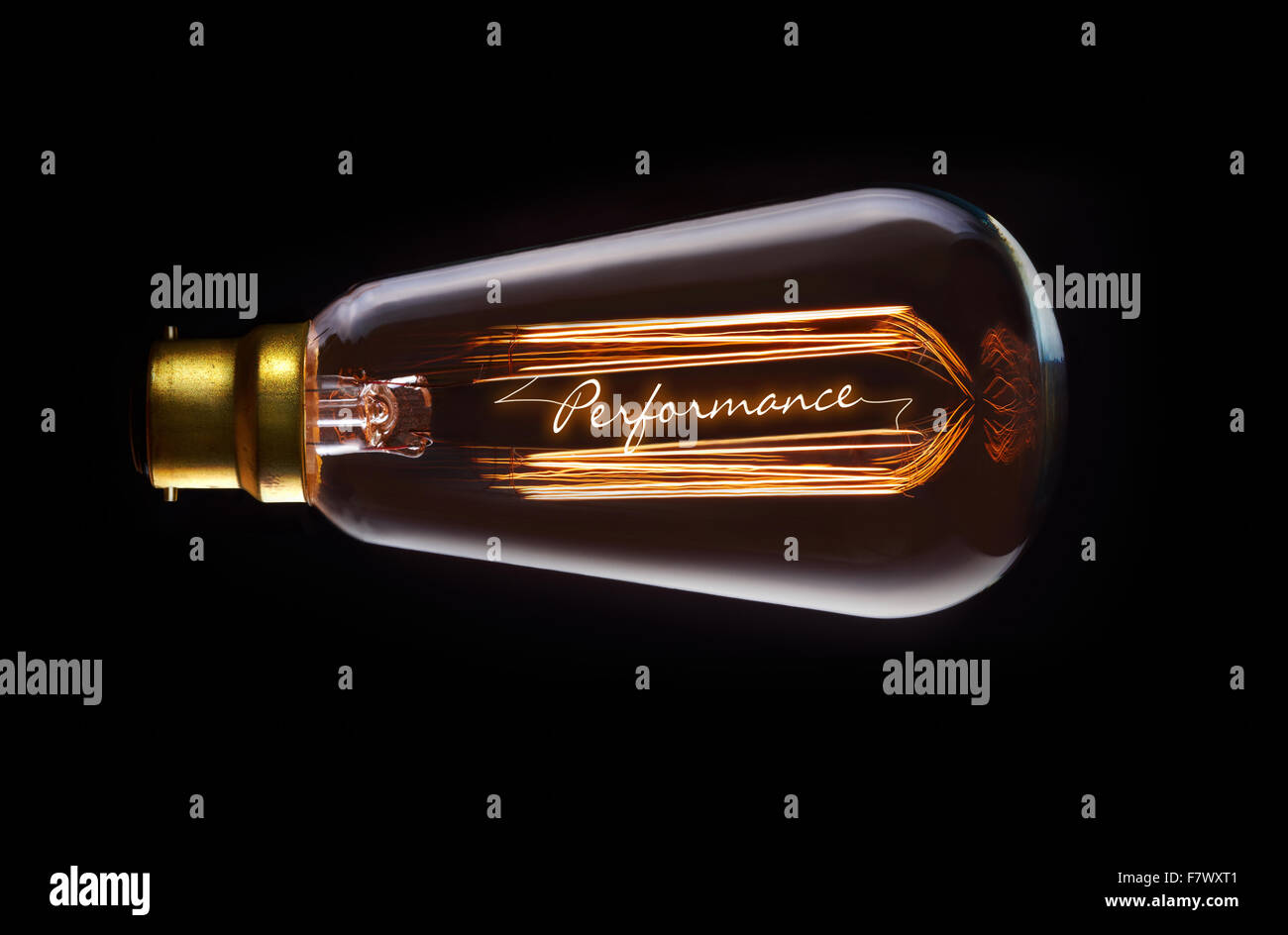 Performance-Konzept in ein Filament-Glühbirne. Stockfoto