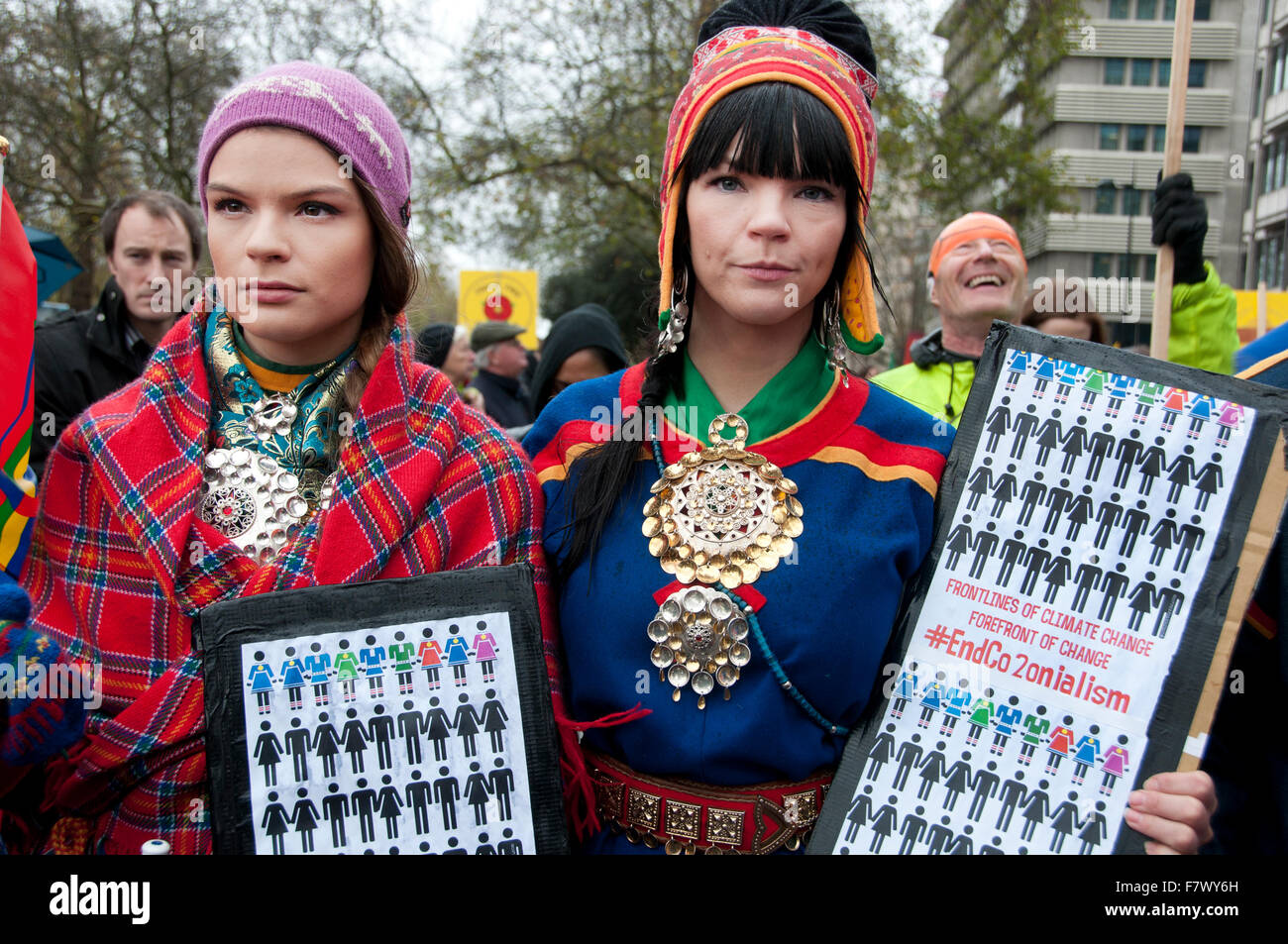 März auf Nachfrage Maßnahmen weltweite führenden zur Bekämpfung des Klimawandels. Indigene Völker führte den Marsch. Zwei Frauen der Sami. Stockfoto