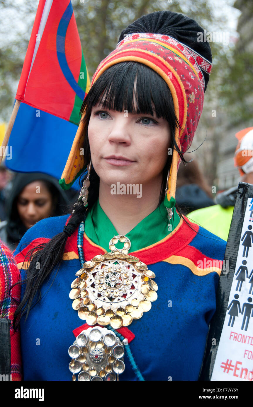 März bis Nachfrage Maßnahmen zur Bekämpfung des Klimawandels. Indigene Völker führte den Marsch. Eine Sami-Frau in traditioneller Kleidung Stockfoto