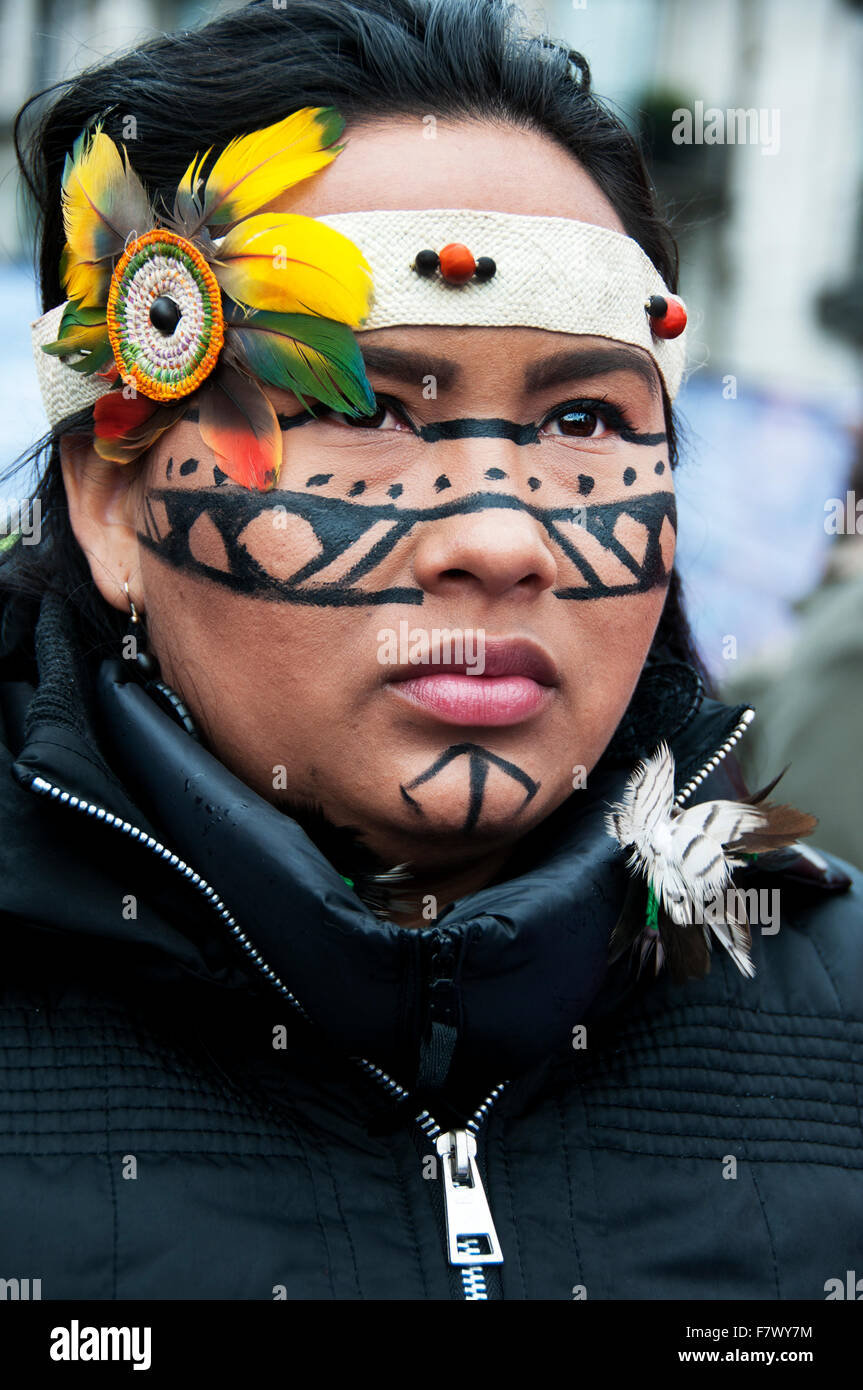 März auf Nachfrage Maßnahmen weltweite führenden zur Bekämpfung des Klimawandels. Indigene Völker führte den Marsch. Ein Aktivist aus Amazonien. Stockfoto
