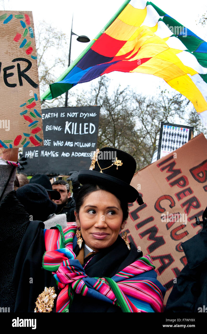 März auf Nachfrage Maßnahmen weltweite führenden zur Bekämpfung des Klimawandels. Indigene Völker führte den Marsch. Ein Aktivist aus Bolivien. Stockfoto