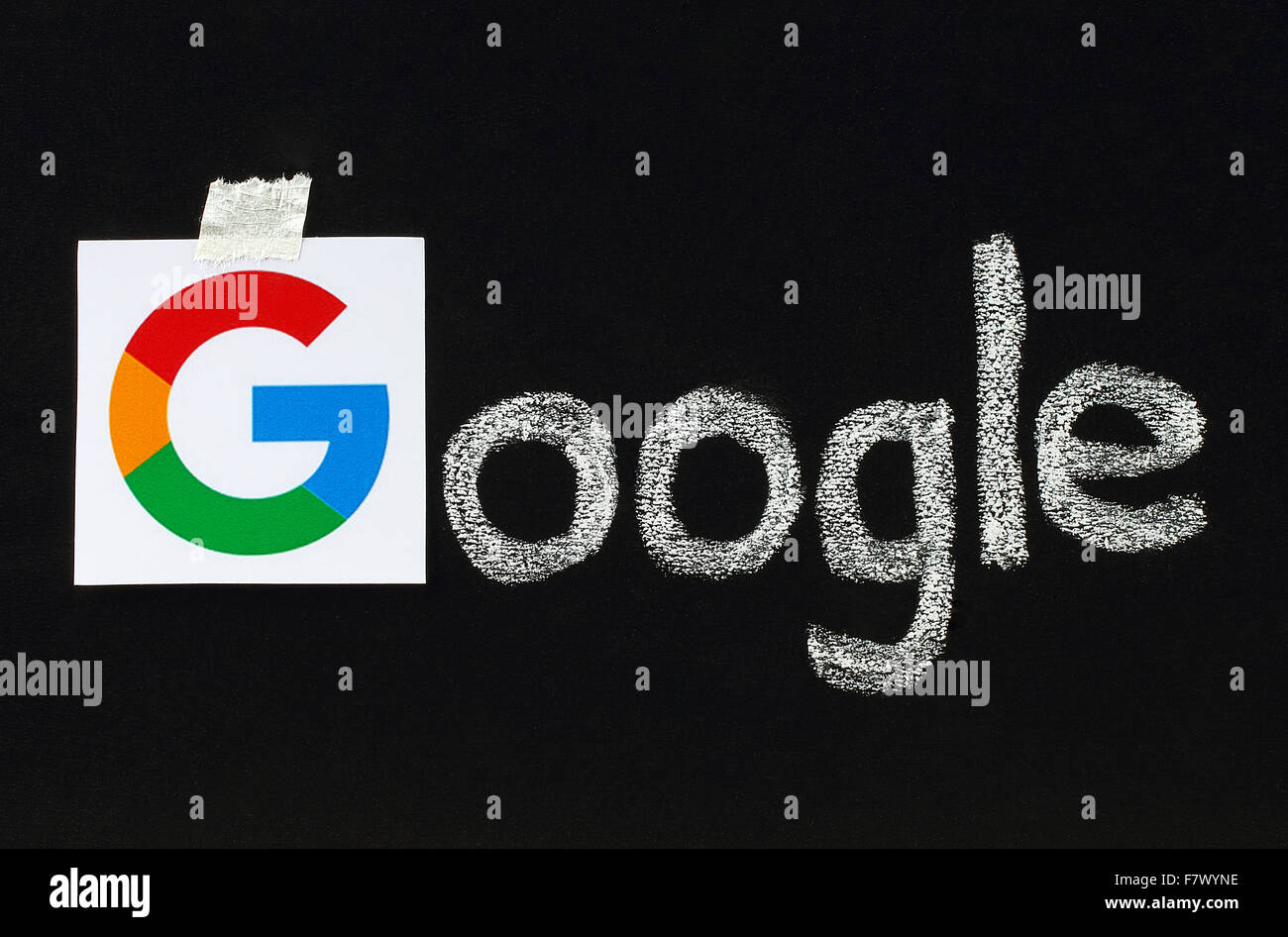 Kiew, Ukraine - 2. September 2015: neue Google Logo auf Papier gedruckt, geschnitten und geklebt auf Tafel mit Kreide schreiben zu beenden. Stockfoto