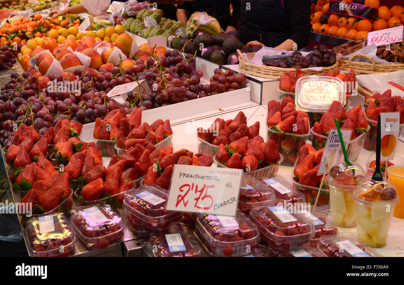 Frisches Obst zum Verkauf auf dem Display in der Markthalle in Valencia, Spanien Stockfoto